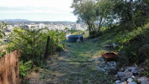 Maison bohème avec vue panoramique à Alès - Terrain de 3513 m², potentiel gîte, idéal pour vie sereine et projets nature 