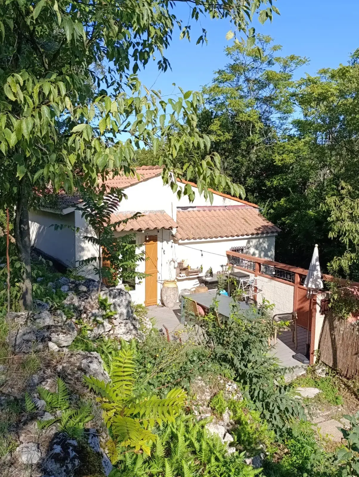 Maison bohème avec vue panoramique à Alès - Terrain de 3513 m², potentiel gîte, idéal pour vie sereine et projets nature 