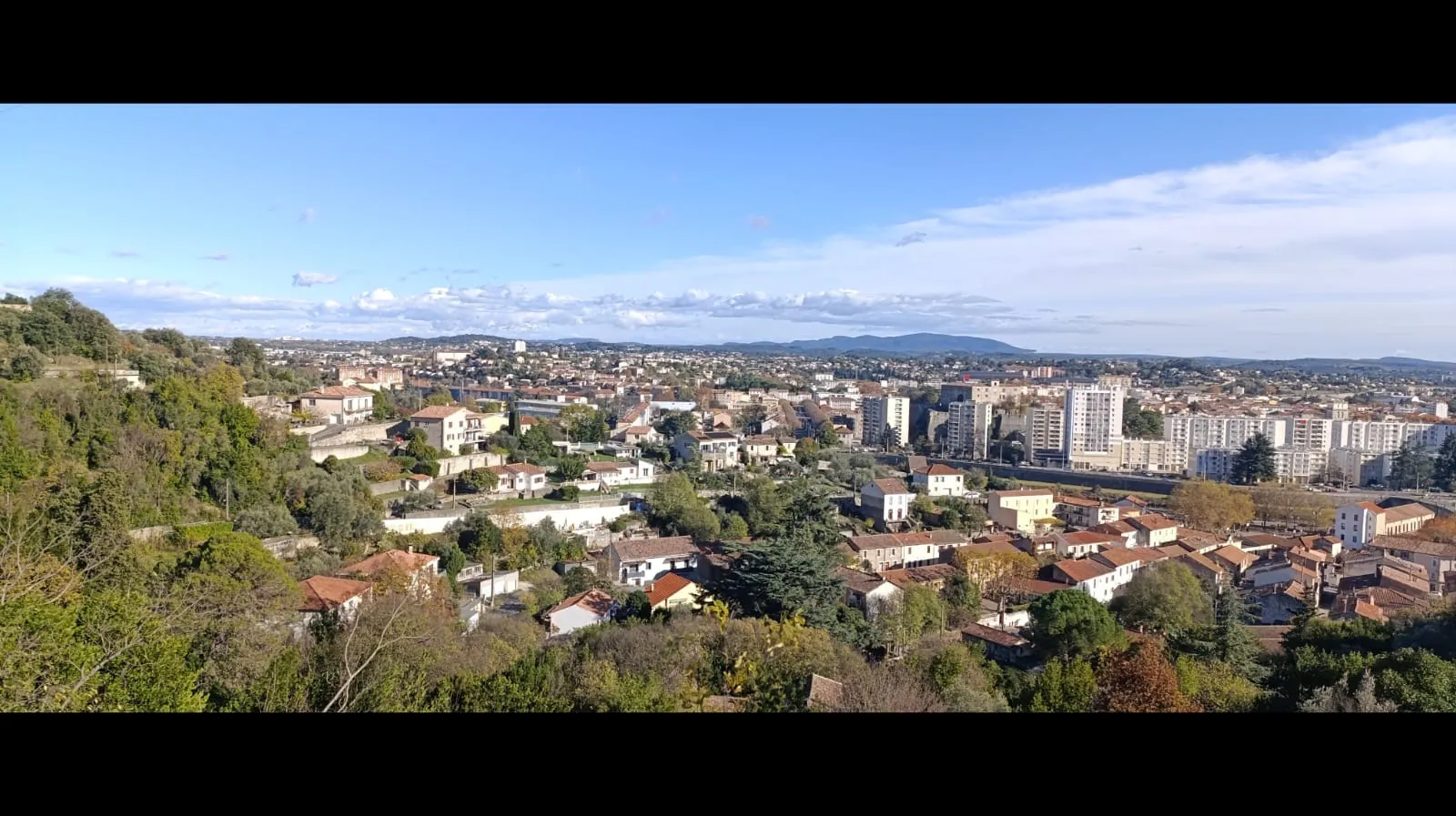 Maison bohème avec vue panoramique à Alès - Terrain de 3513 m², potentiel gîte, idéal pour vie sereine et projets nature 