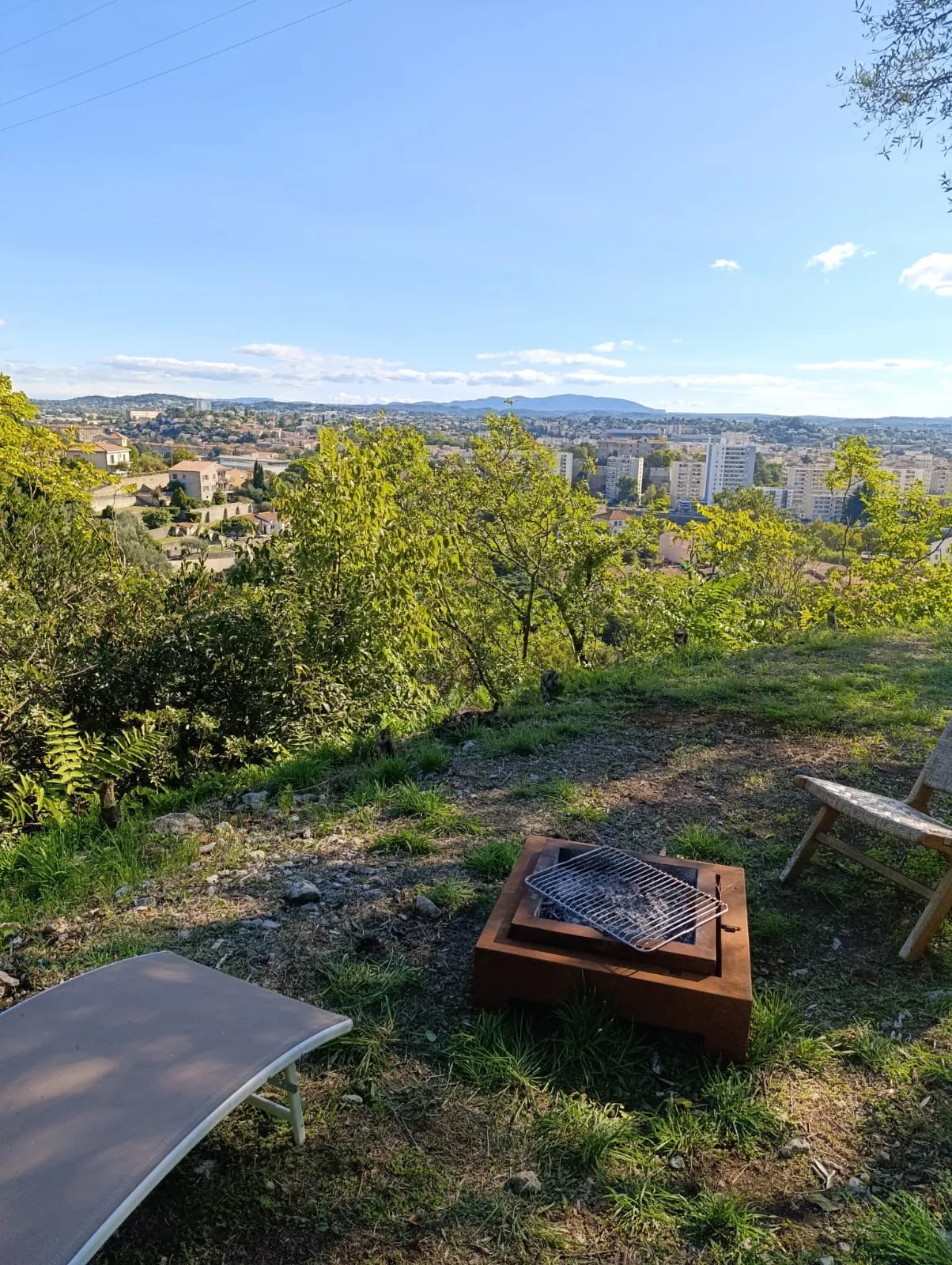 Maison bohème avec vue panoramique à Alès - Terrain de 3513 m², potentiel gîte, idéal pour vie sereine et projets nature 