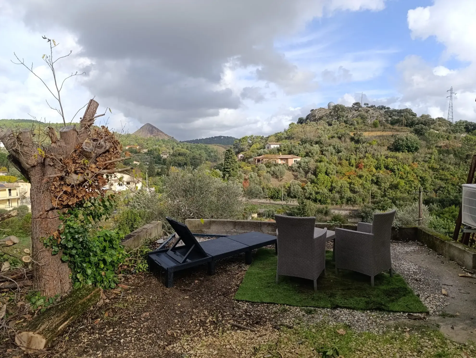 Maison bohème avec vue panoramique à Alès - Terrain de 3513 m², potentiel gîte, idéal pour vie sereine et projets nature 