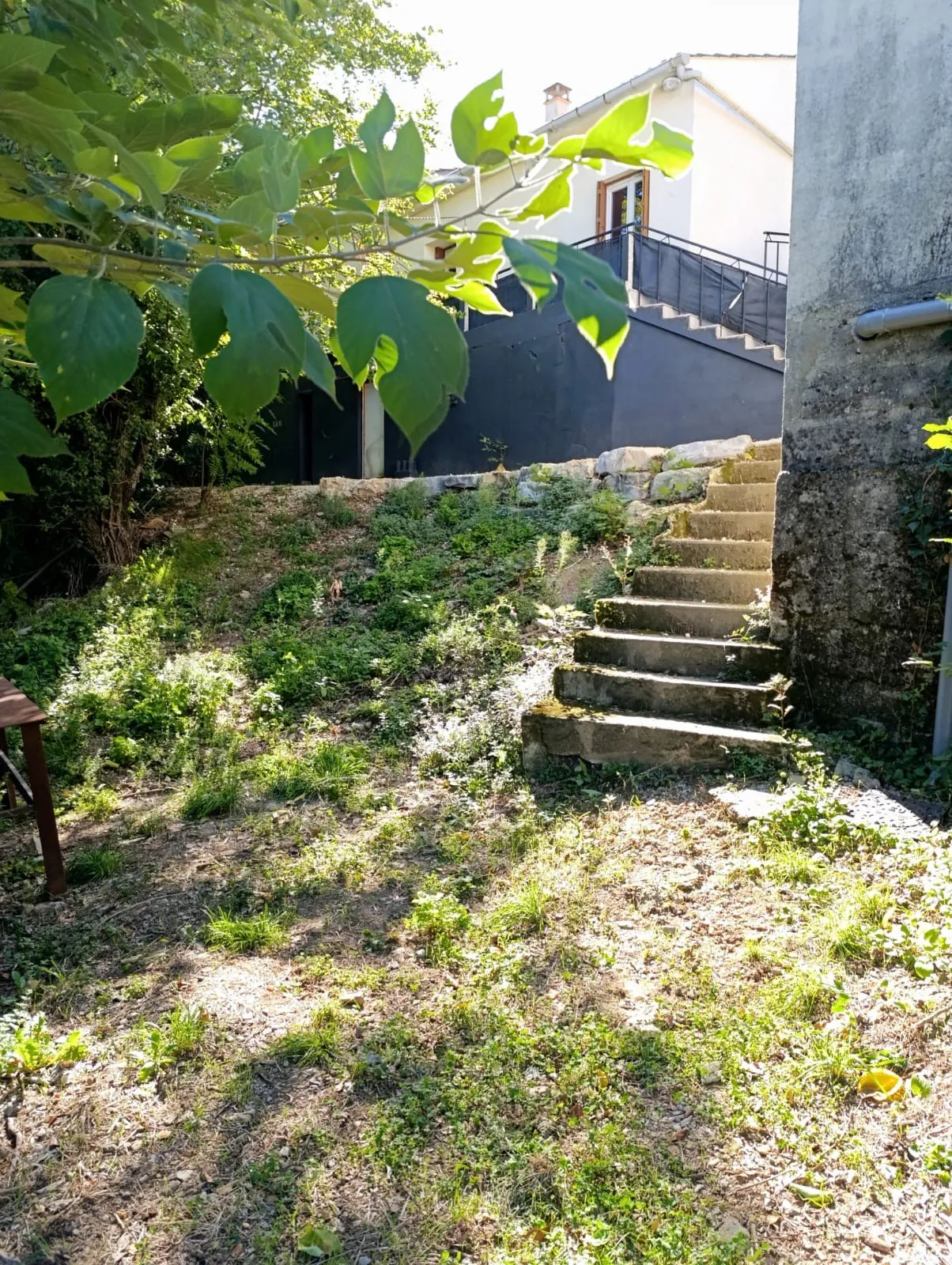 Maison bohème avec vue panoramique à Alès - Terrain de 3513 m², potentiel gîte, idéal pour vie sereine et projets nature 