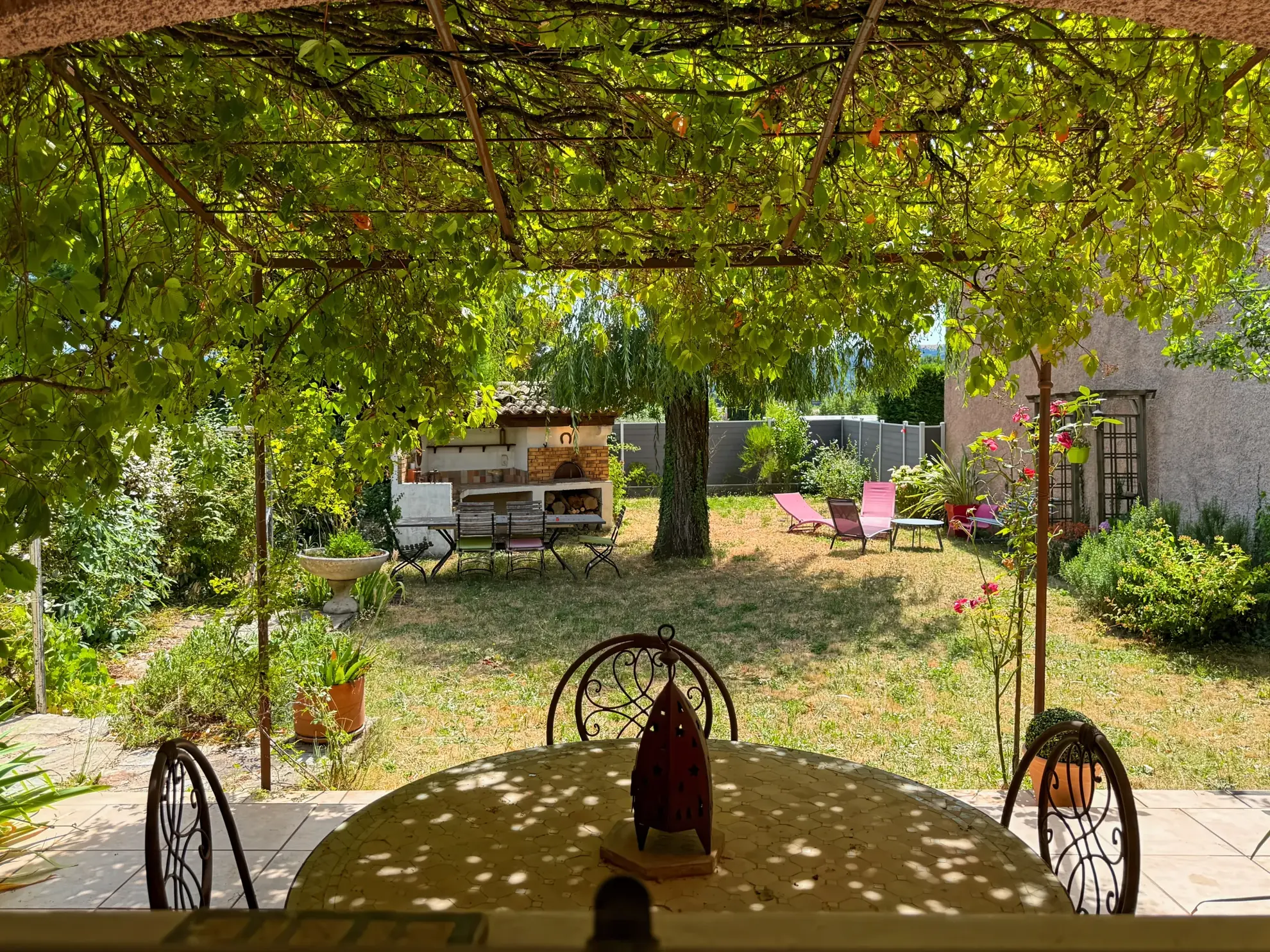 Maison lumineuse avec jardin et garage à Aubenas – Quartier calme 