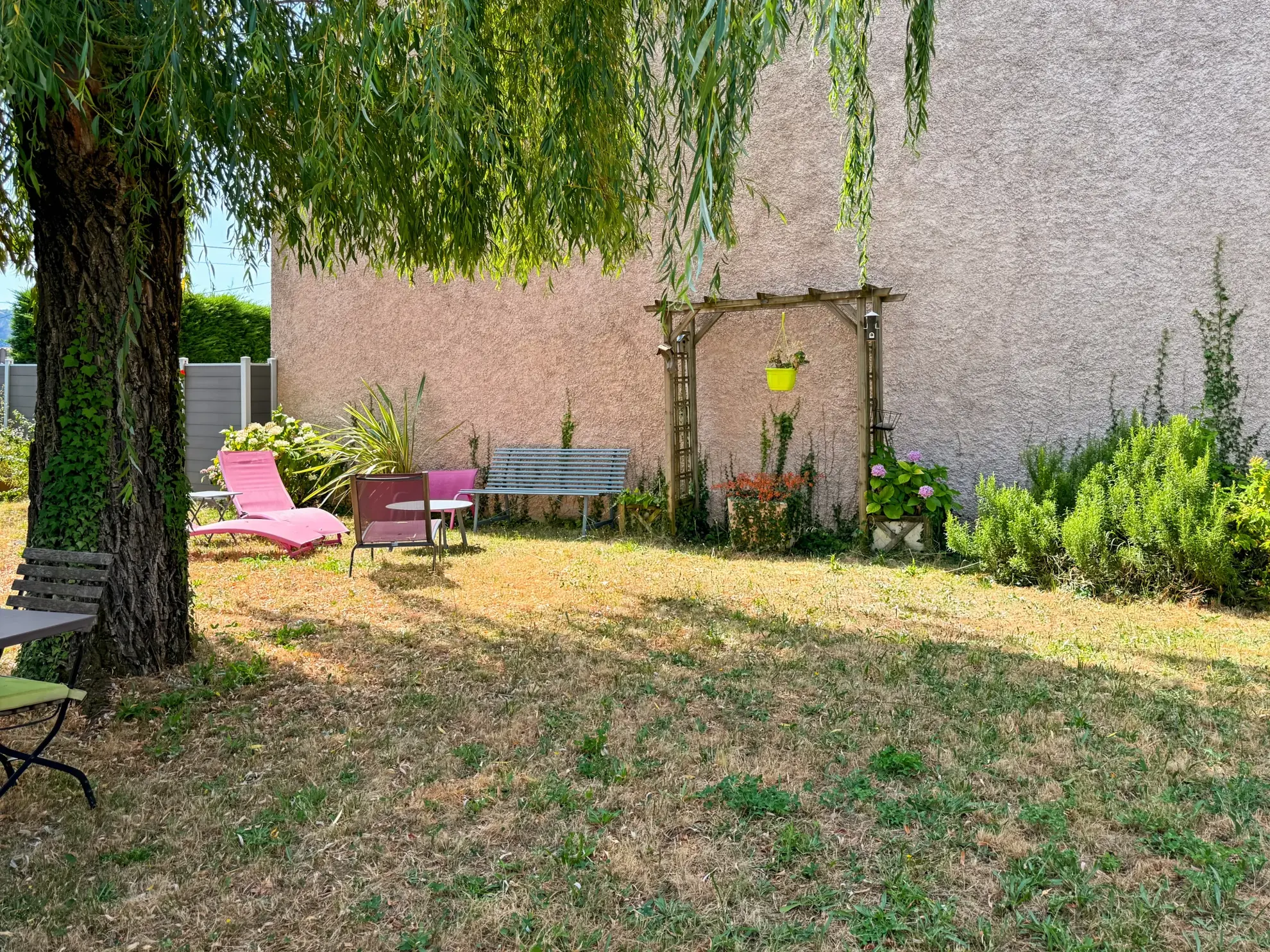 Maison lumineuse avec jardin et garage à Aubenas – Quartier calme 
