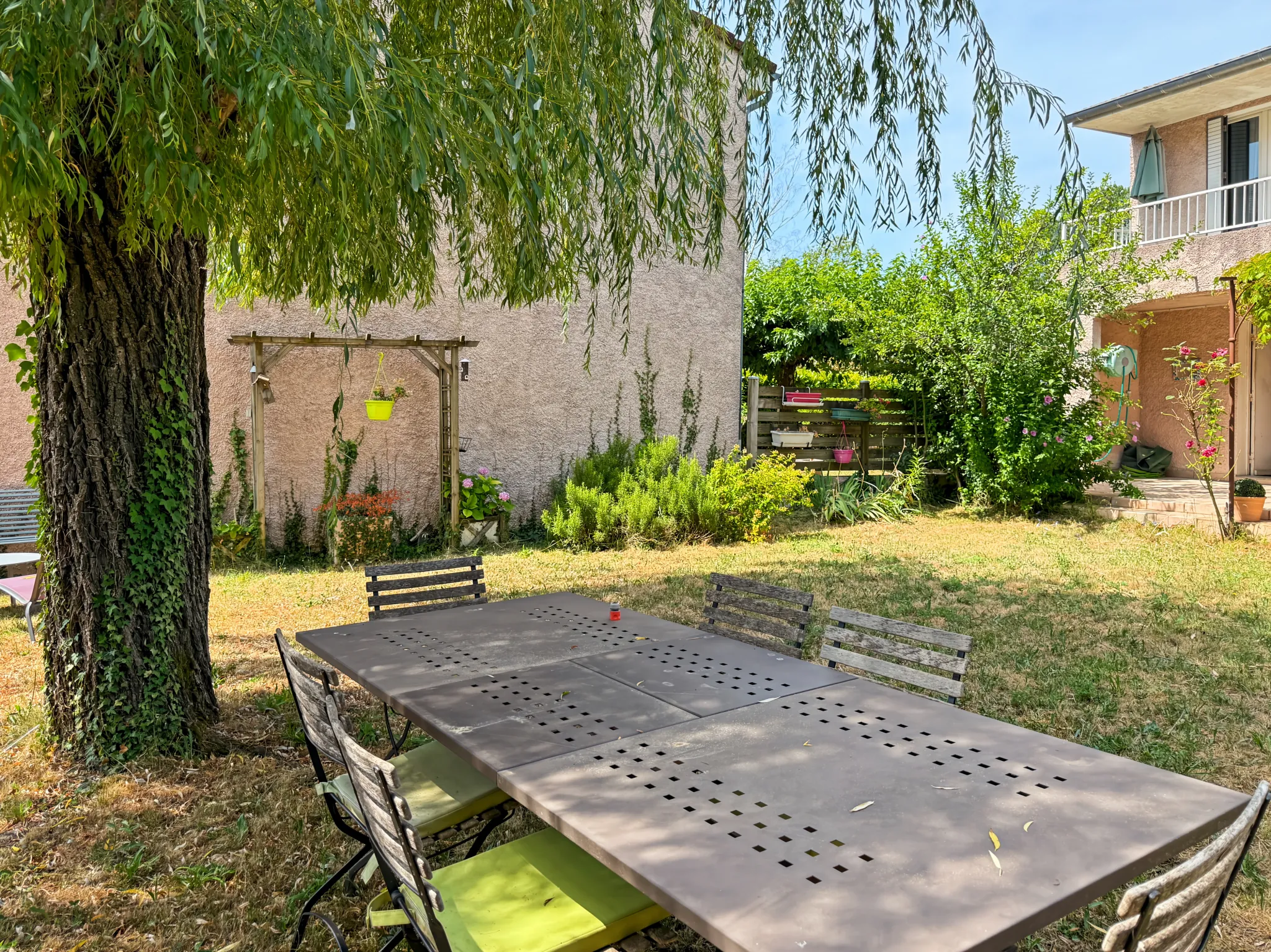 Maison lumineuse avec jardin et garage à Aubenas – Quartier calme 