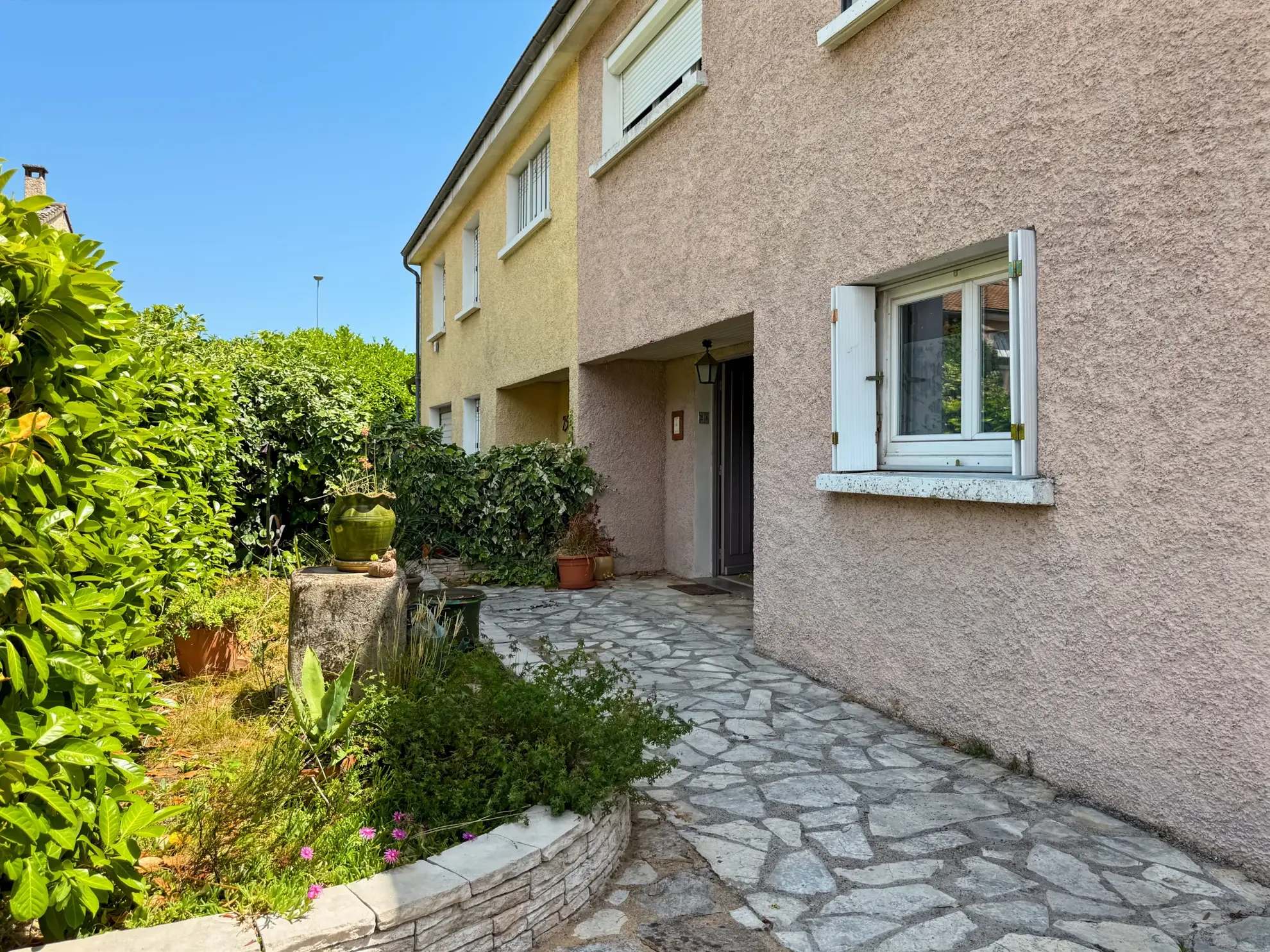 Maison lumineuse avec jardin et garage à Aubenas – Quartier calme 
