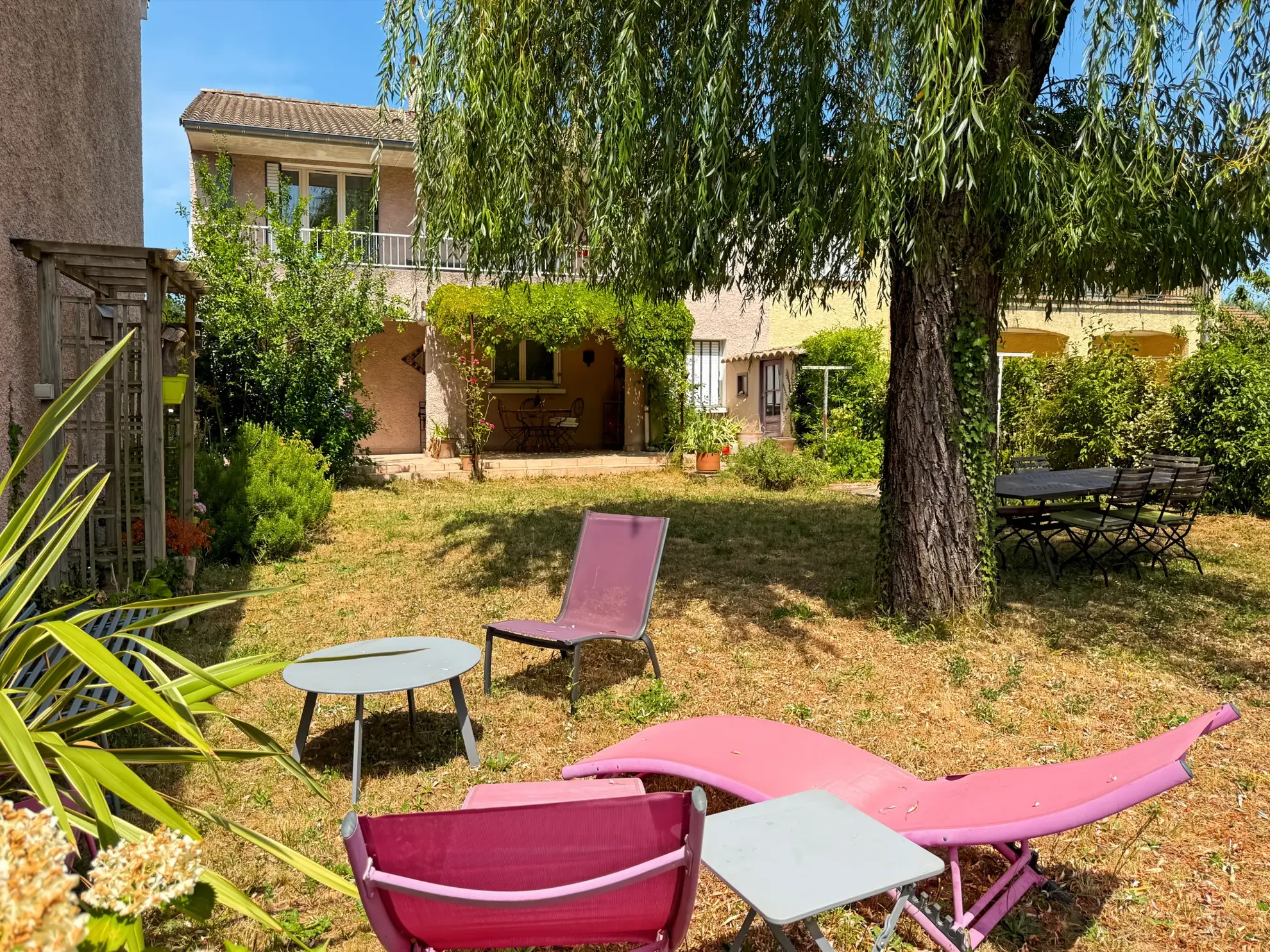 Maison lumineuse avec jardin et garage à Aubenas – Quartier calme 
