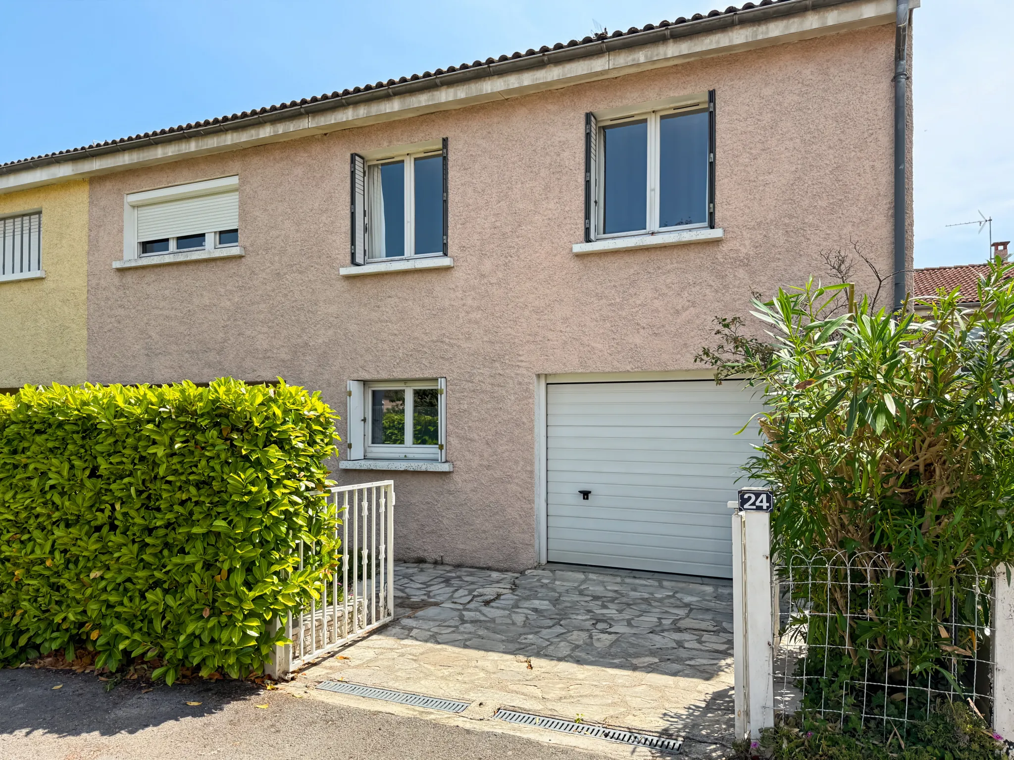 Maison lumineuse avec jardin et garage à Aubenas – Quartier calme 