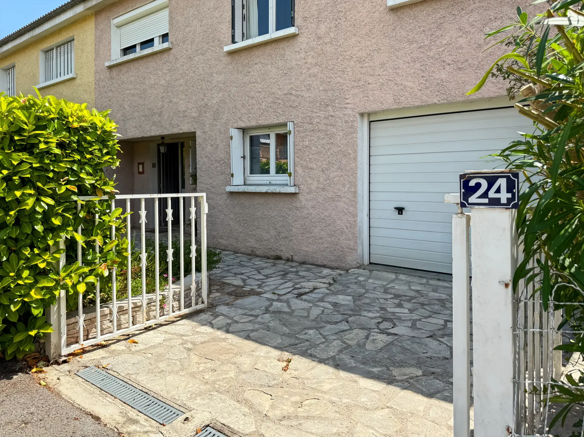Maison lumineuse avec jardin et garage à Aubenas – Quartier calme 