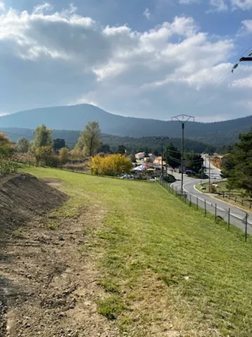 Terrain de loisir ensoleillé avec vue montagne à Séranon