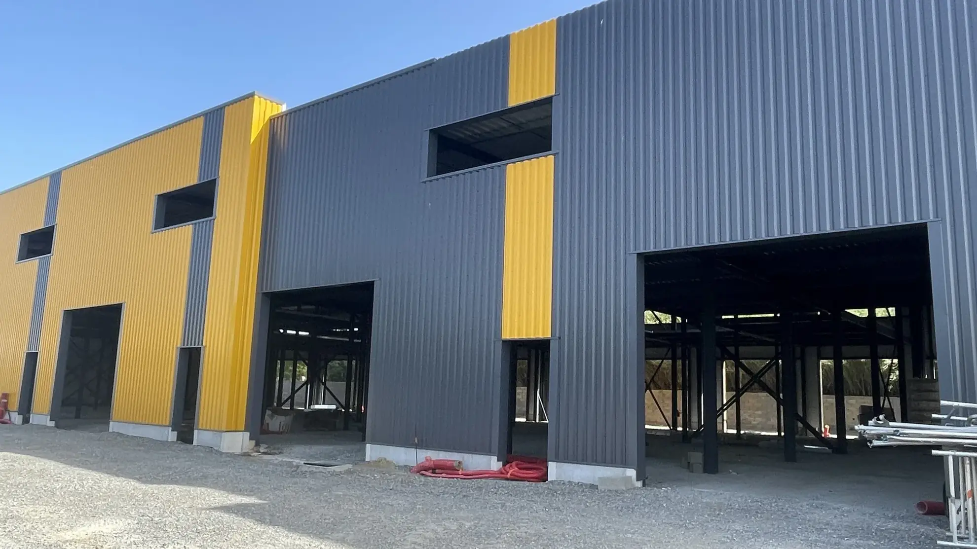Locaux d'activités modulables à Lunel - Espace professionnel flexible avec parking électrique
