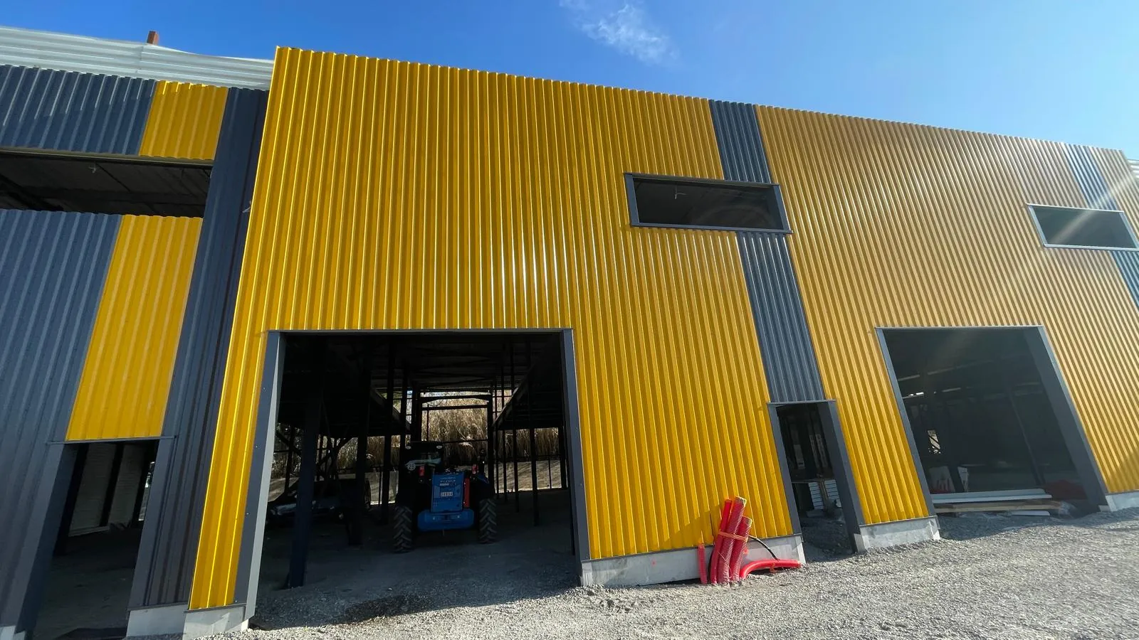 Locaux d'activités modulables à Lunel - Espace professionnel flexible avec parking électrique 