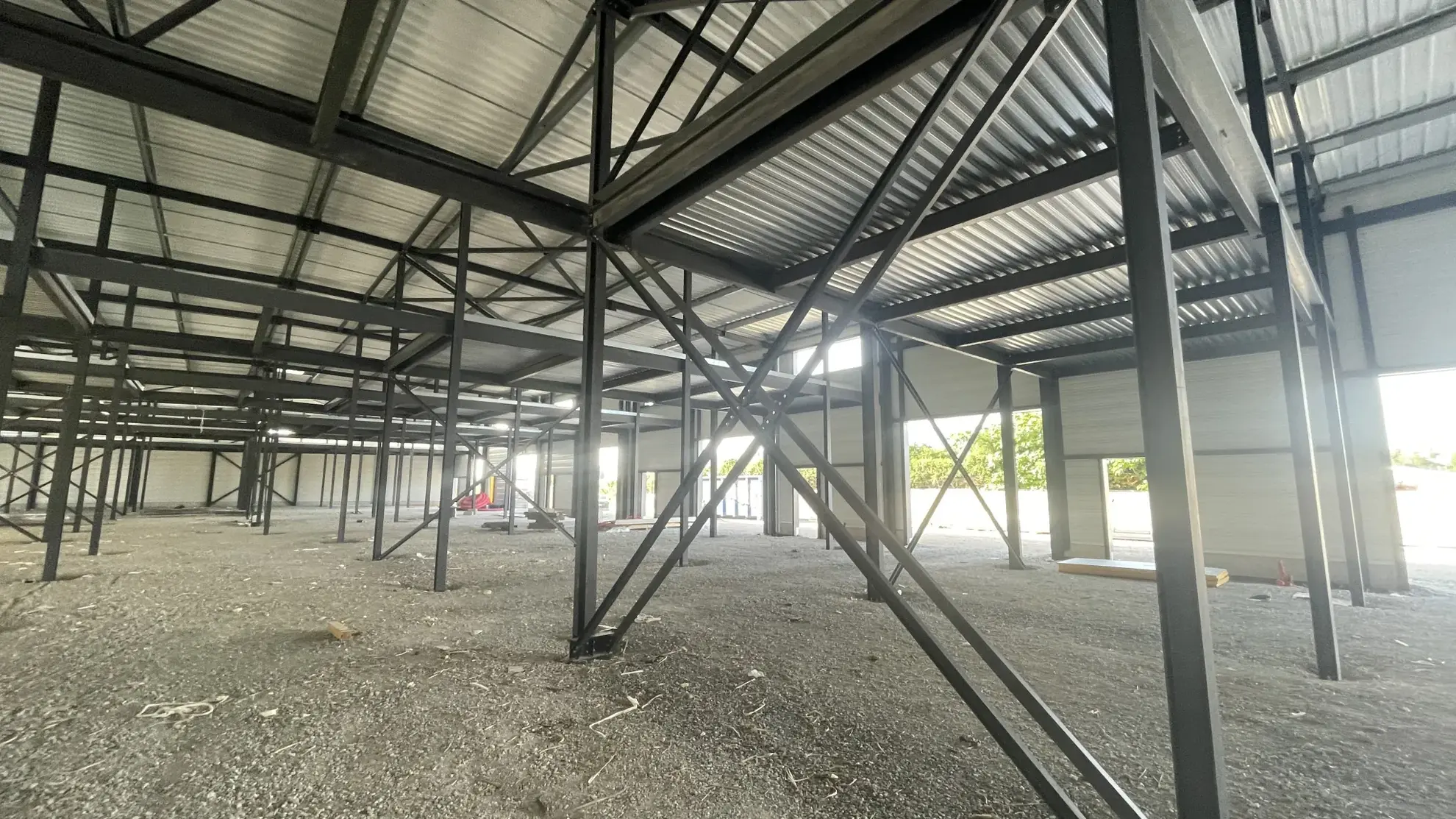 Locaux d'activités modulables à Lunel - Espace professionnel flexible avec parking électrique 