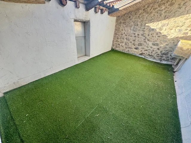 Maison de ville rénovée à Bessan avec terrasse, proche du centre