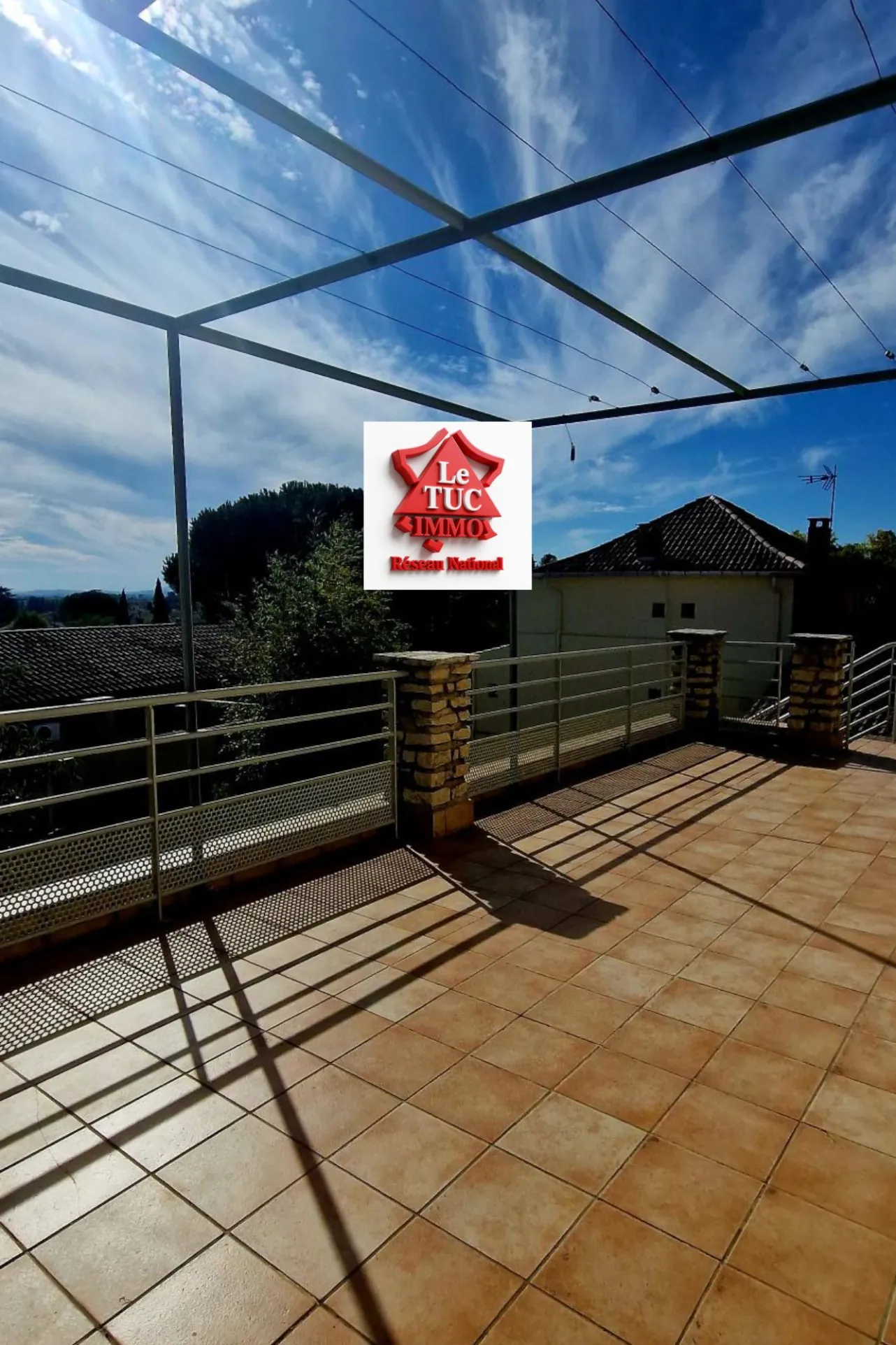 Belle maison familiale de 149 m² avec garages et vue sur Pont Saint Esprit 