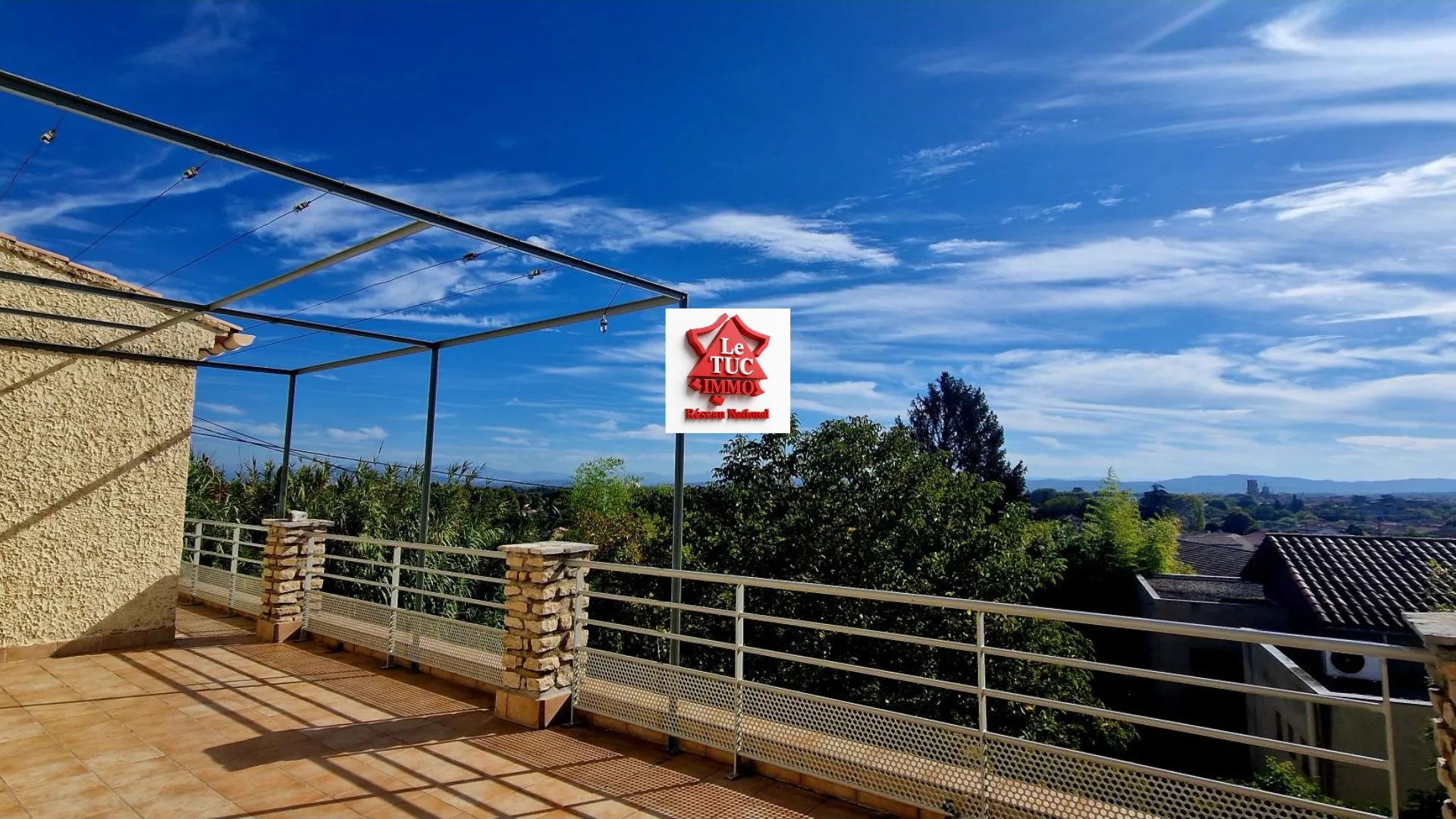 Belle maison familiale de 149 m² avec garages et vue sur Pont Saint Esprit