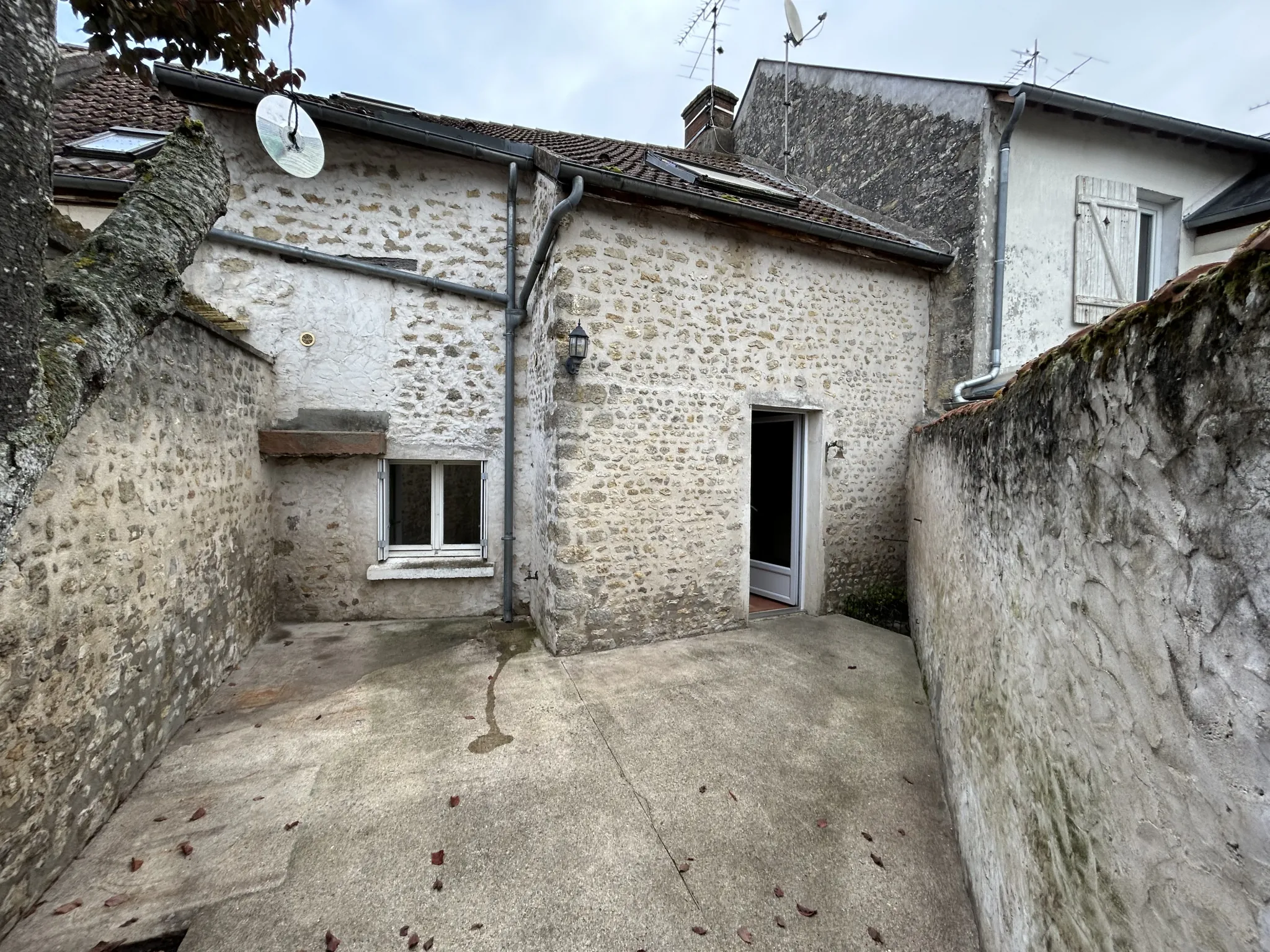 Appartement F2 avec cour privative à Sermaises - Opportunité d'investissement 