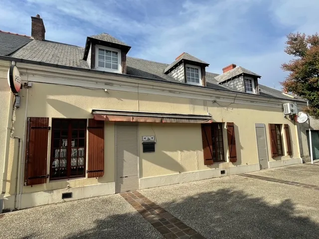 Maison de village à Noyant avec restaurant et appartement, 234 m², à vendre