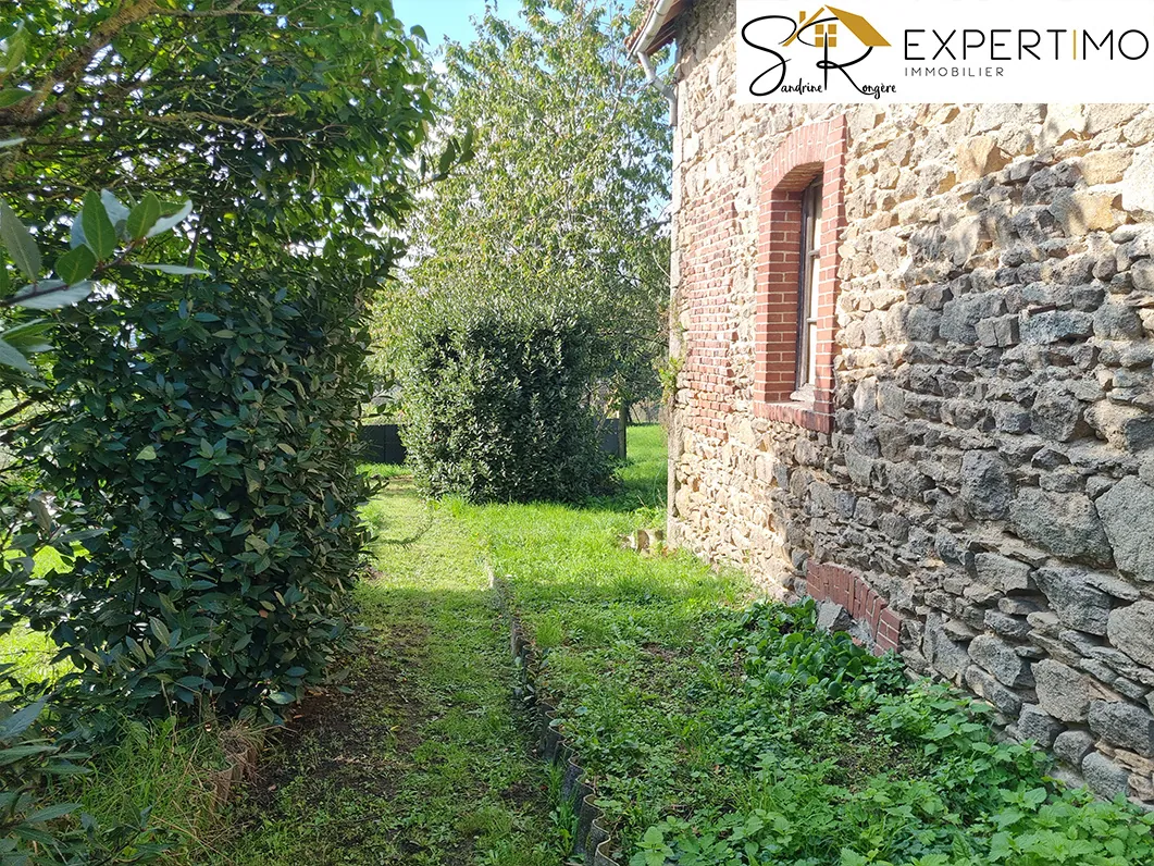 Maison à rénover avec grange et terrain à Buxières-sous-Montaigut à 55 000 € 