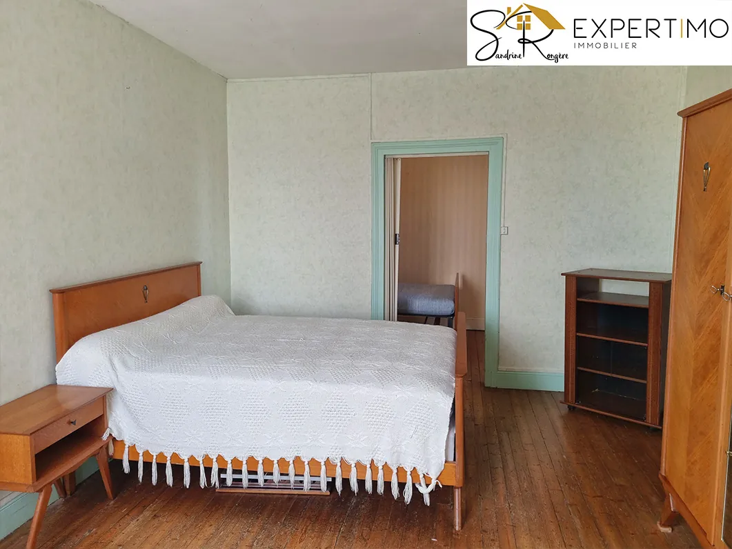 Maison à rénover avec grange et terrain à Buxières-sous-Montaigut à 55 000 € 