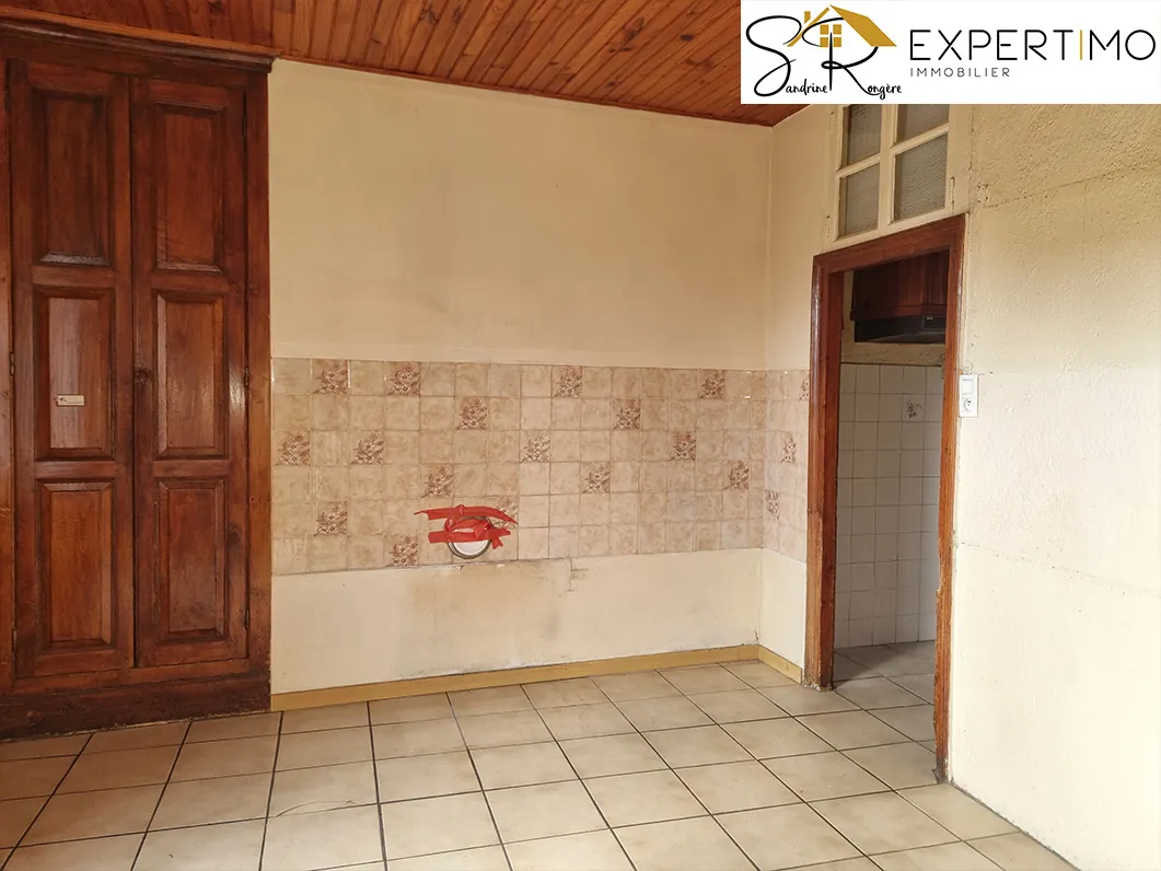 Maison à rénover avec grange et terrain à Buxières-sous-Montaigut à 55 000 € 