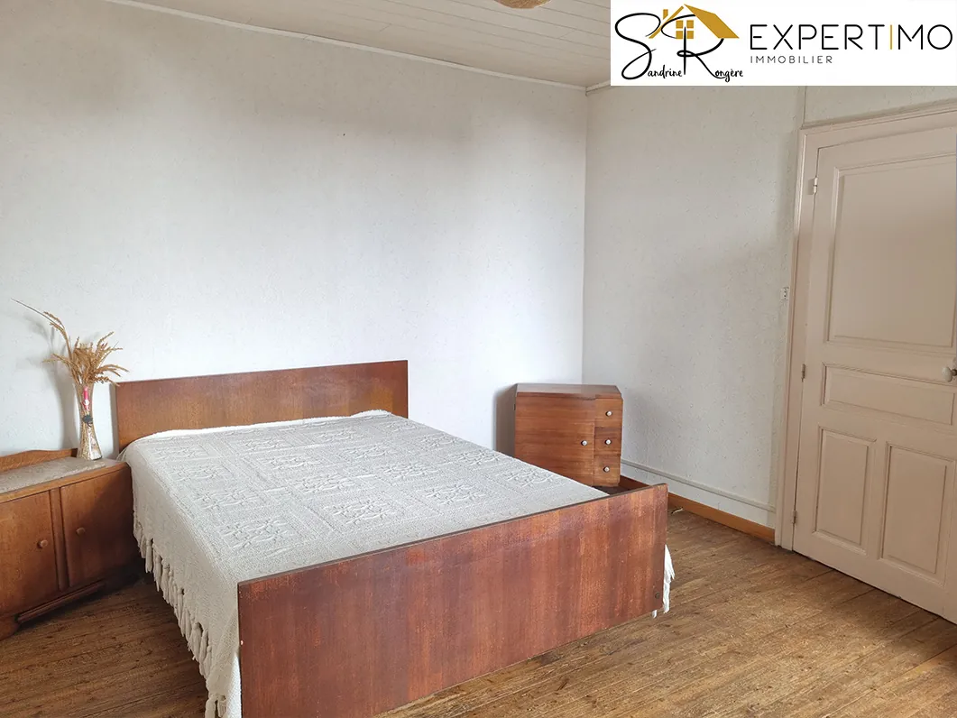 Maison à rénover avec grange et terrain à Buxières-sous-Montaigut à 55 000 € 