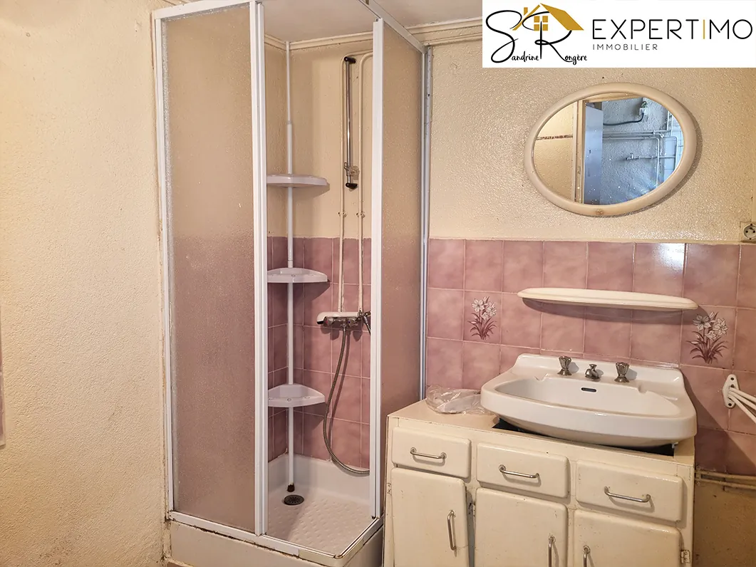 Maison à rénover avec grange et terrain à Buxières-sous-Montaigut à 55 000 € 