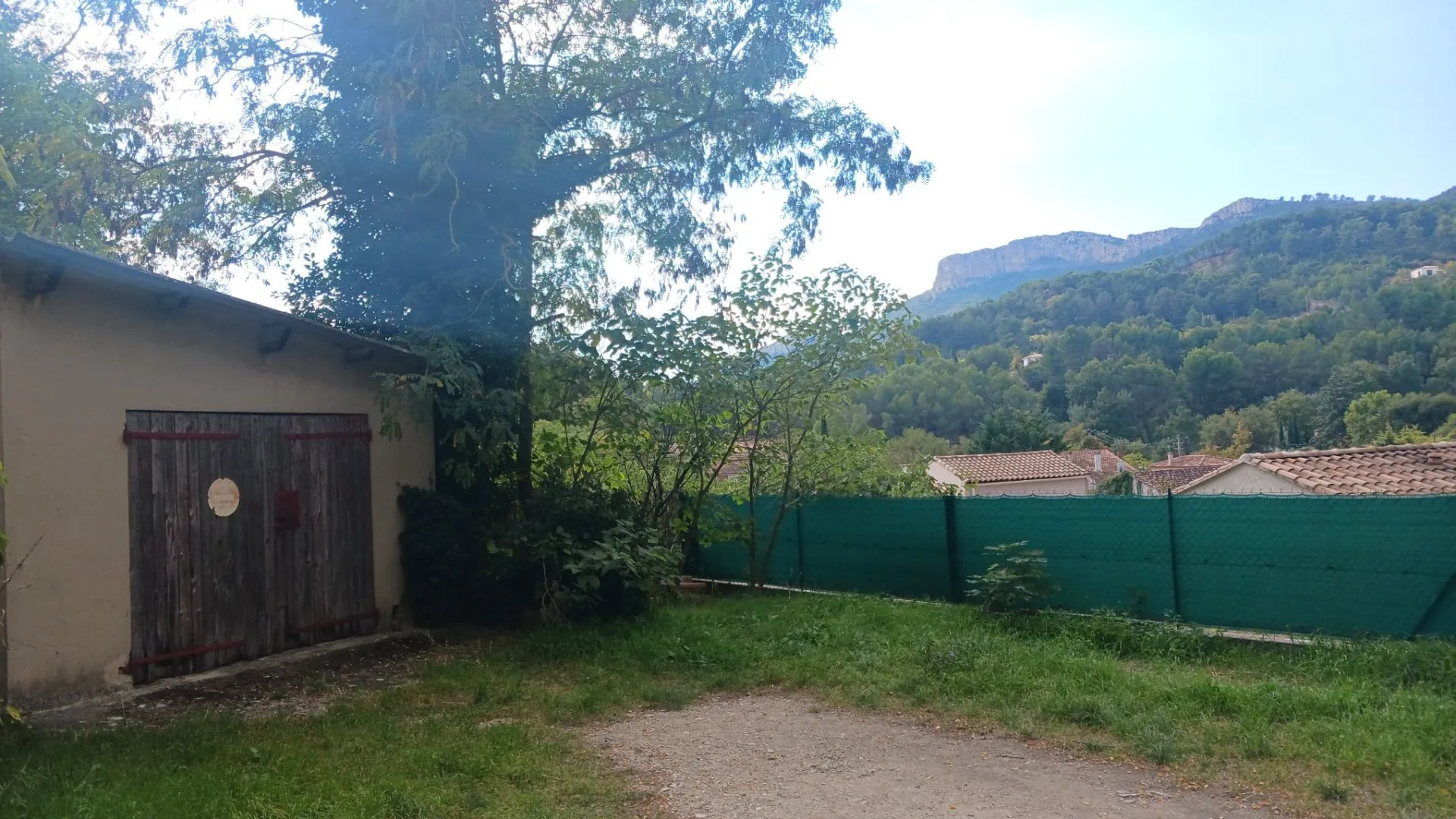 Terrain constructible à Saint-Savournin de 489 m² avec vue dégagée