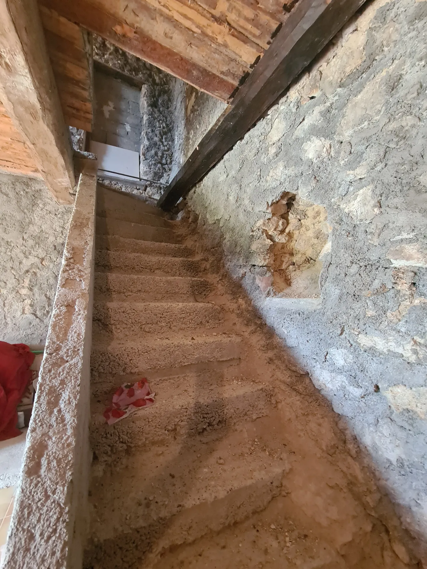 Maison à rénover avec garage et jardin à Andon – Opportunité pour investisseurs et artisans 