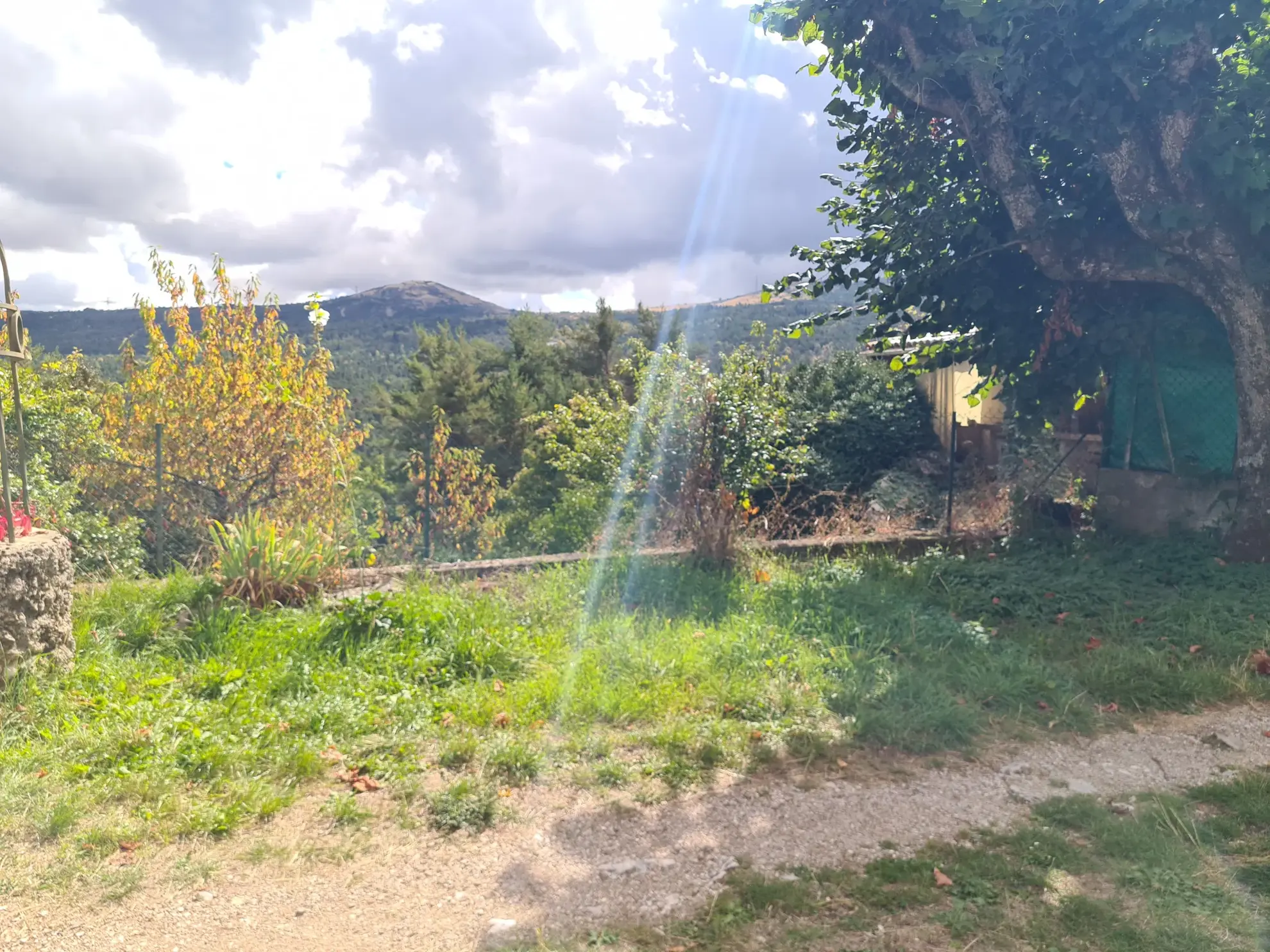 Maison à rénover avec garage et jardin à Andon – Opportunité pour investisseurs et artisans 