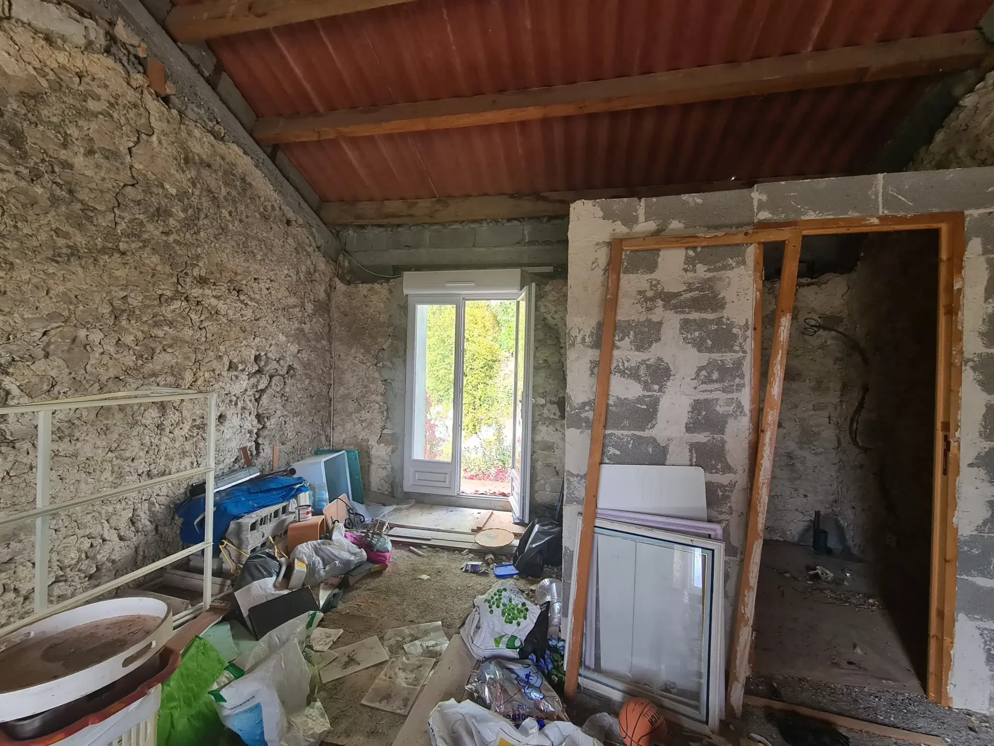 Maison à rénover avec garage et jardin à Andon – Opportunité pour investisseurs et artisans 