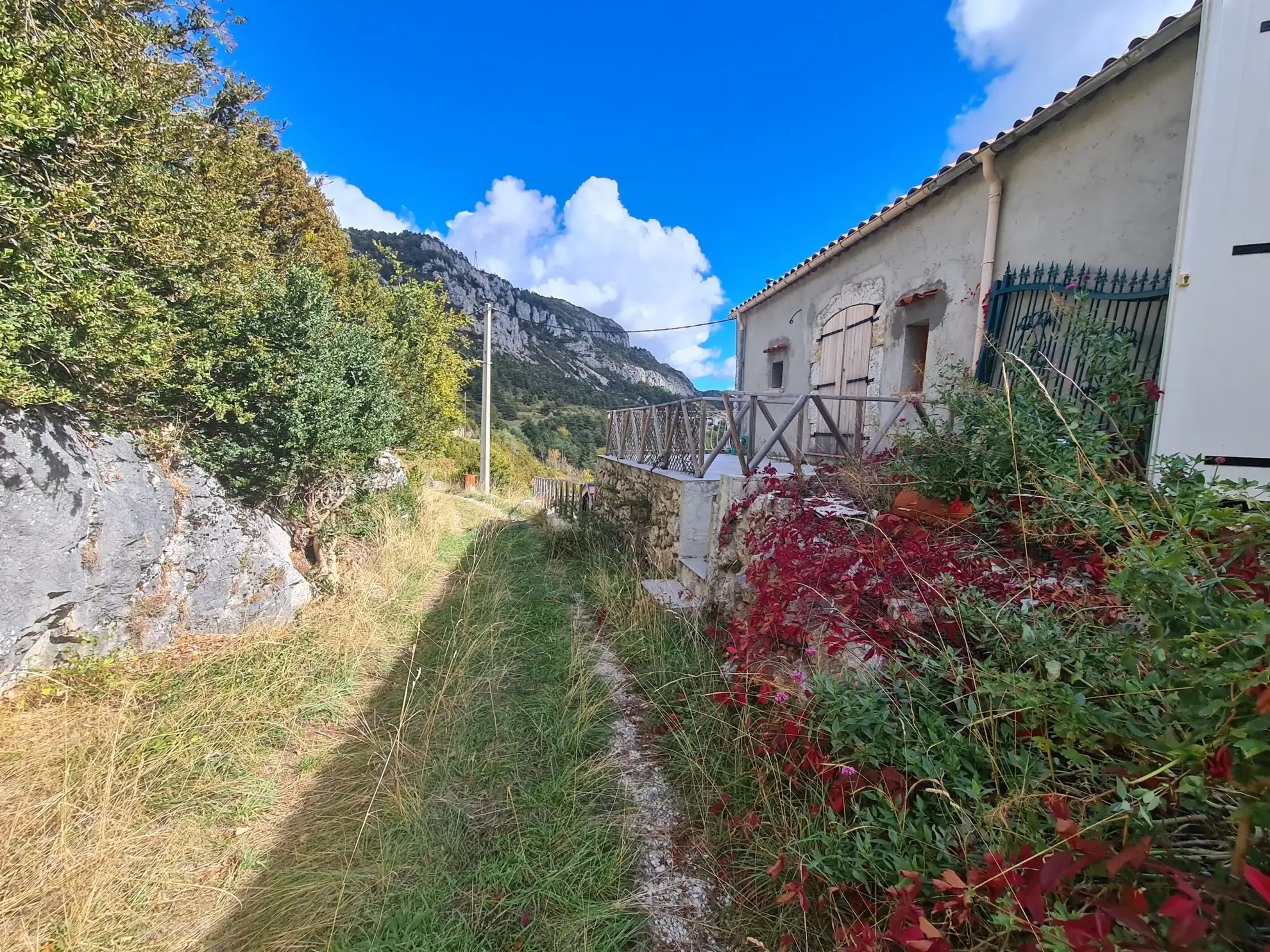 Maison à rénover avec garage et jardin à Andon – Opportunité pour investisseurs et artisans 