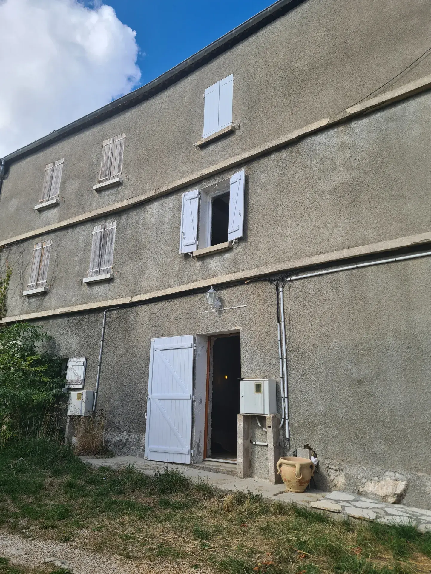 Maison à rénover avec garage et jardin à Andon – Opportunité pour investisseurs et artisans