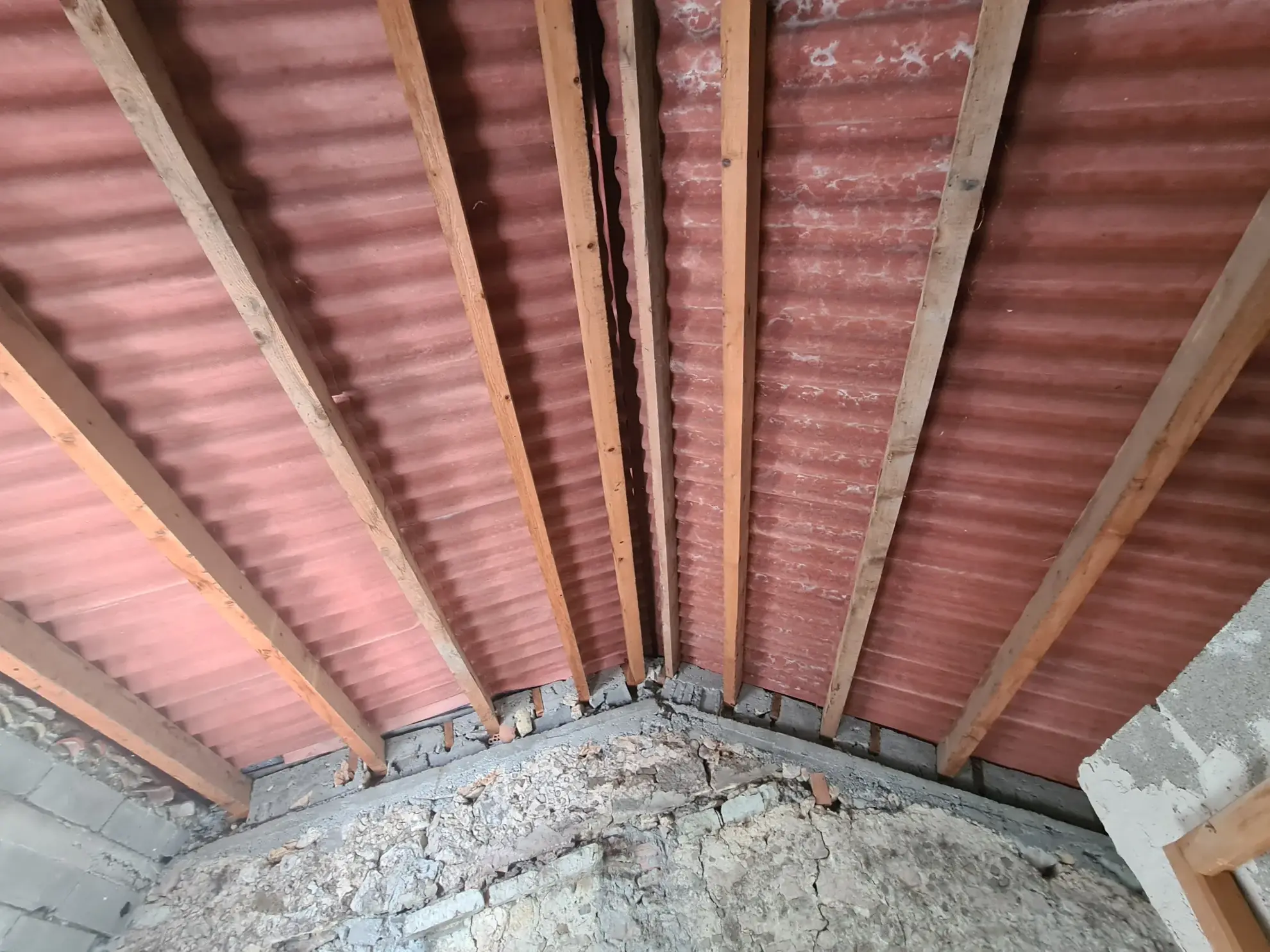 Maison à rénover avec garage et jardin à Andon – Opportunité pour investisseurs et artisans 