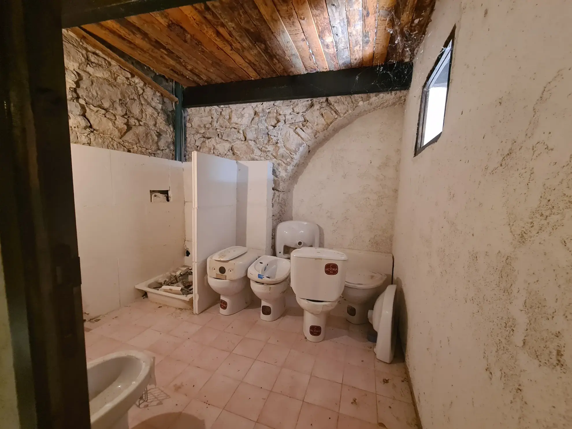 Maison à rénover avec garage et jardin à Andon – Opportunité pour investisseurs et artisans 