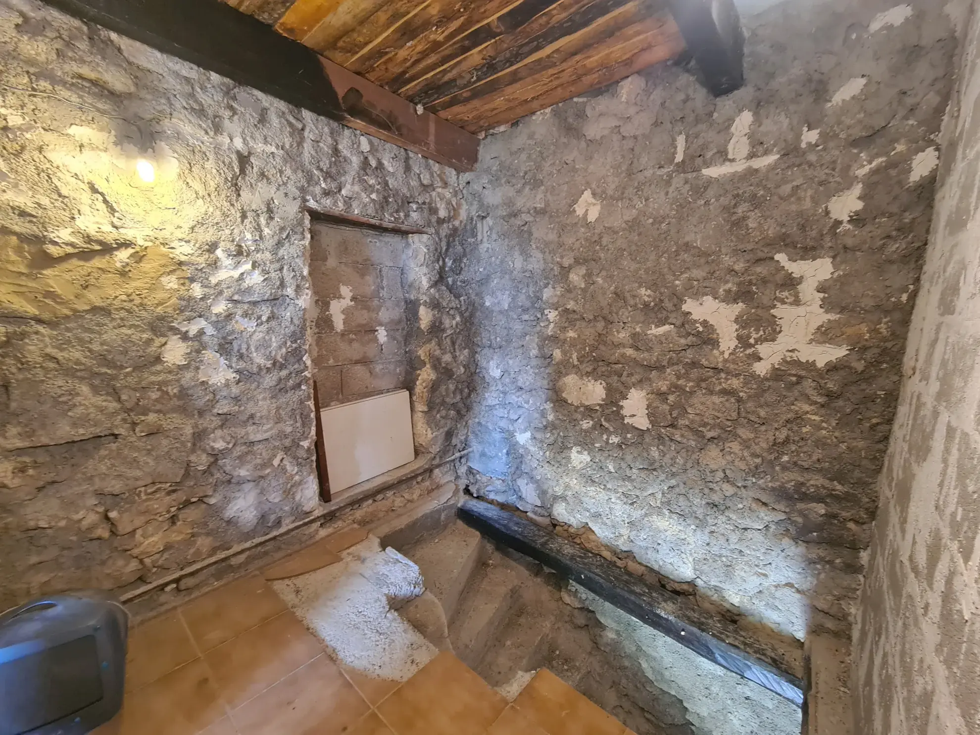 Maison à rénover avec garage et jardin à Andon – Opportunité pour investisseurs et artisans 