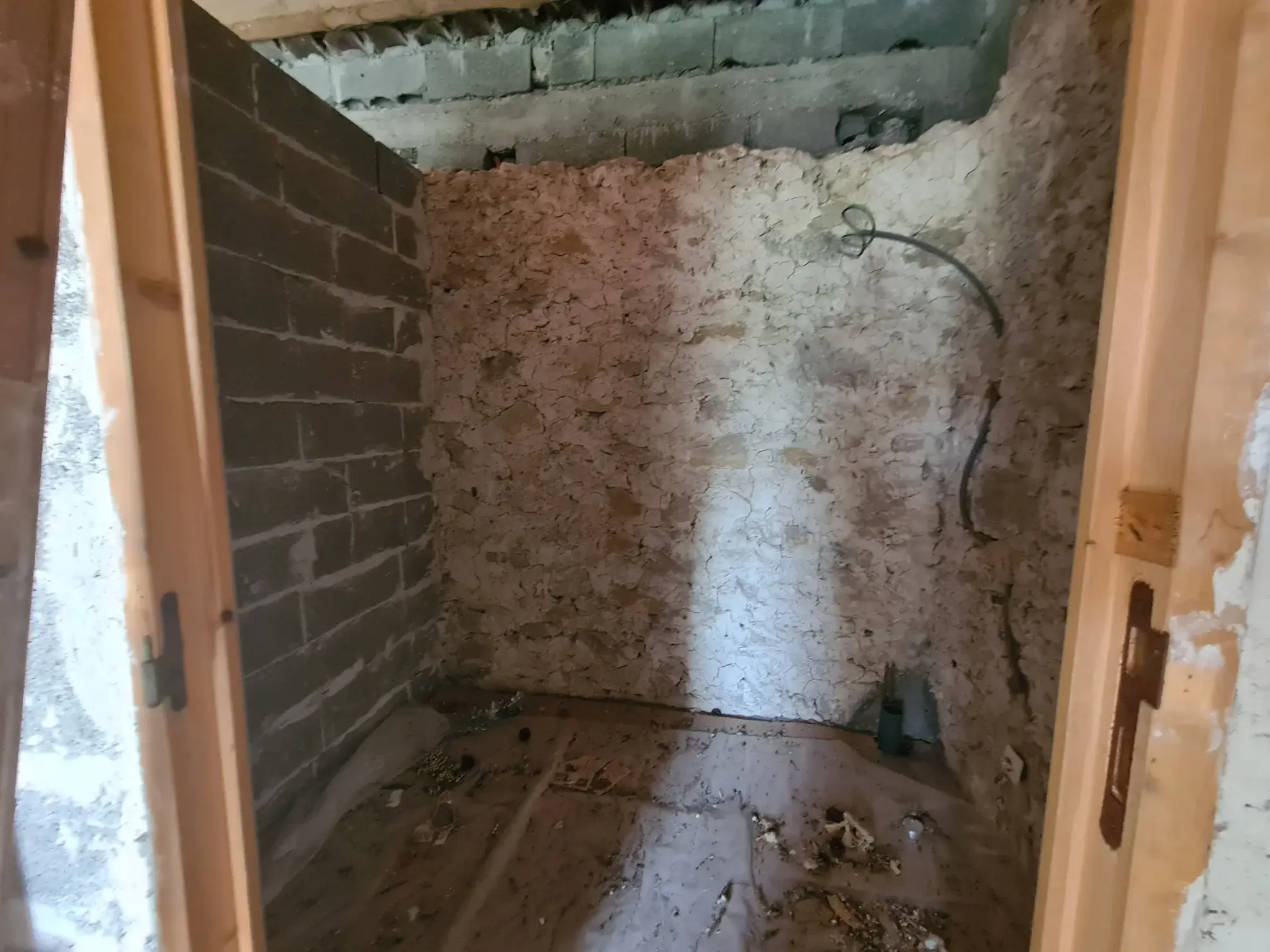 Maison à rénover avec garage et jardin à Andon – Opportunité pour investisseurs et artisans 