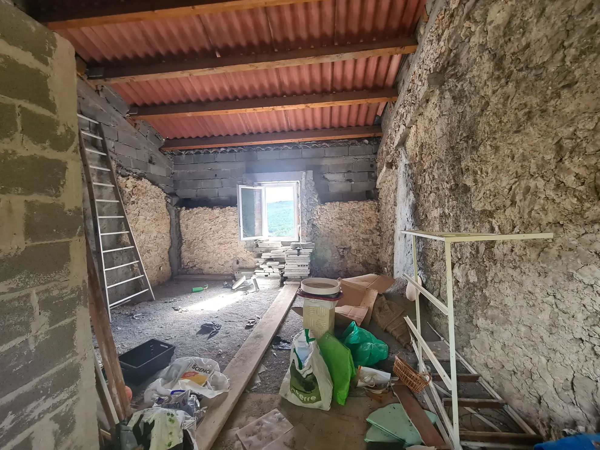 Maison à rénover avec garage et jardin à Andon – Opportunité pour investisseurs et artisans 