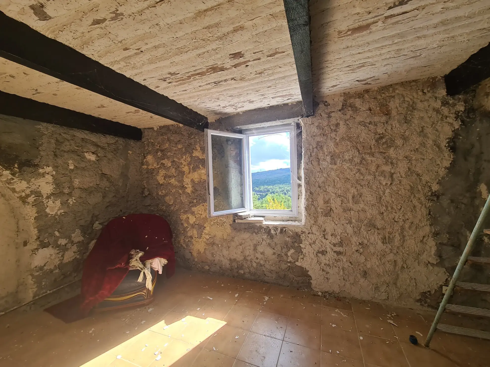 Maison à rénover avec garage et jardin à Andon – Opportunité pour investisseurs et artisans 