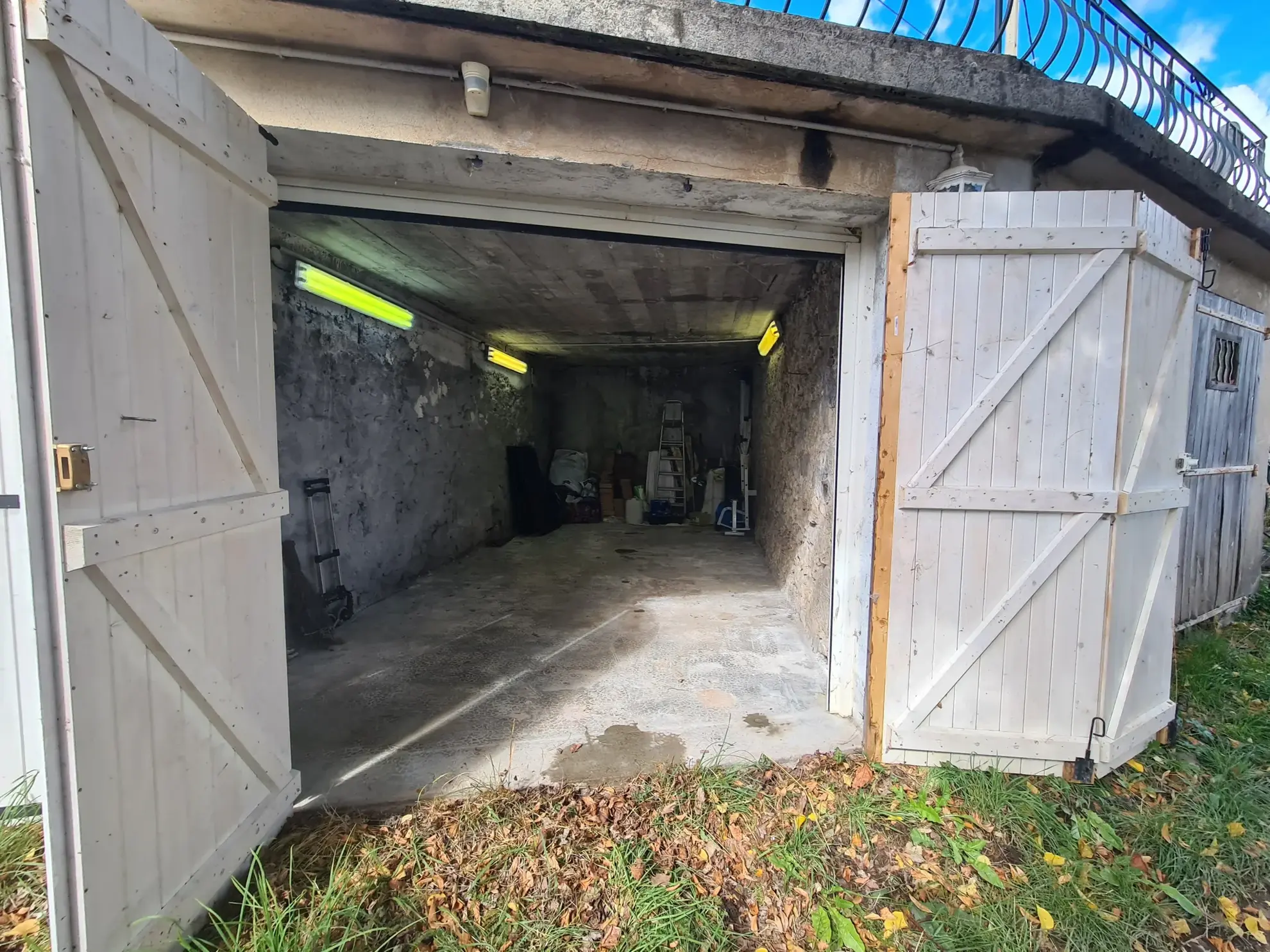 Maison à rénover avec garage et jardin à Andon – Opportunité pour investisseurs et artisans 