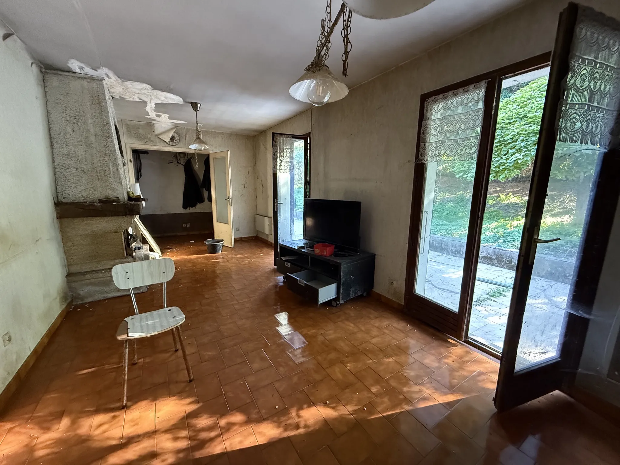 Maison à rénover avec grand terrain à Cour et Buis (38200) 