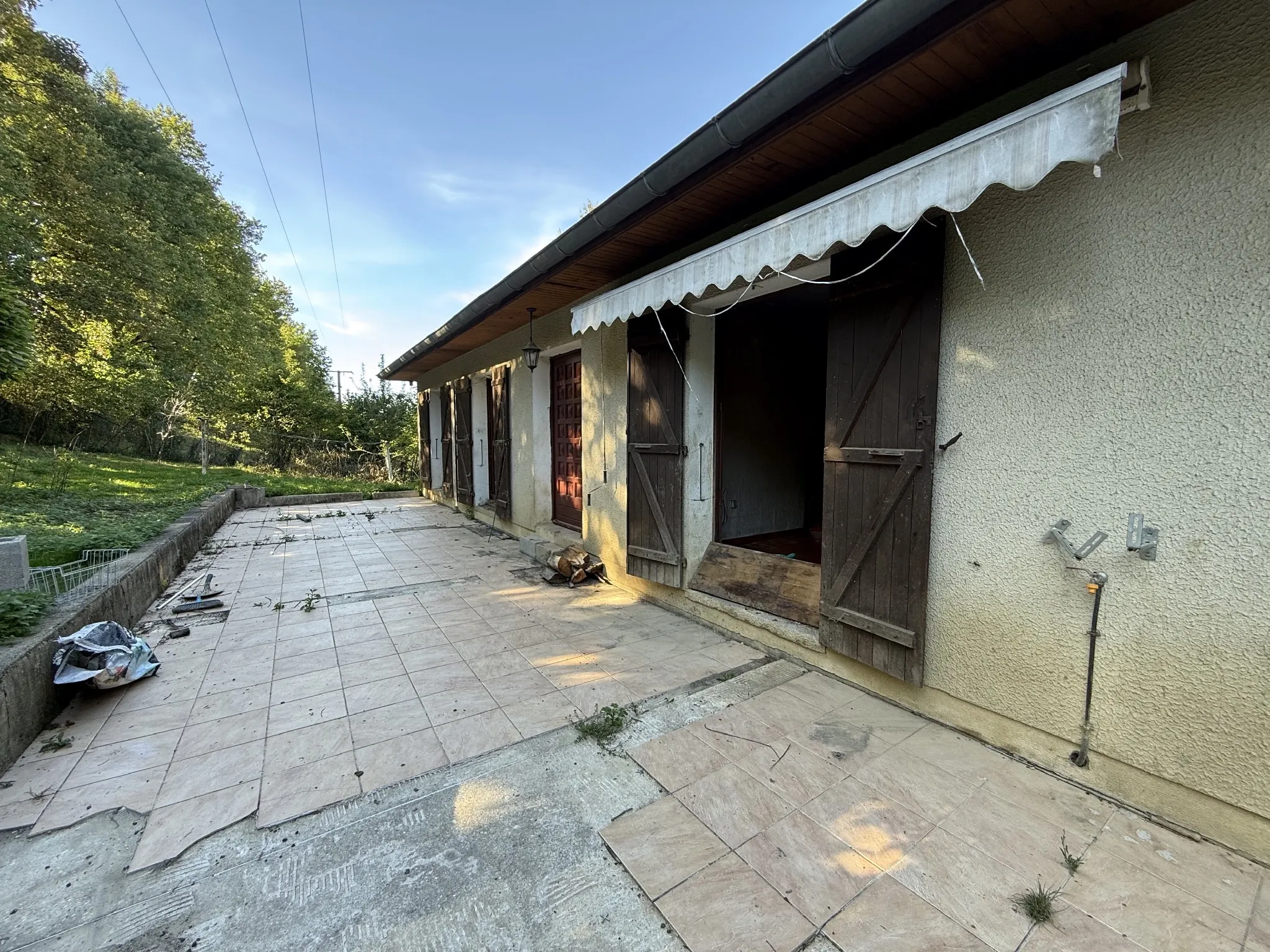 Maison à rénover avec grand terrain à Cour et Buis (38200) 