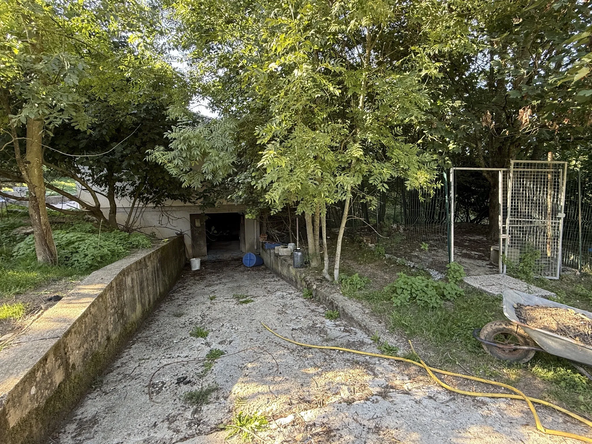 Maison à rénover avec grand terrain à Cour et Buis (38200) 