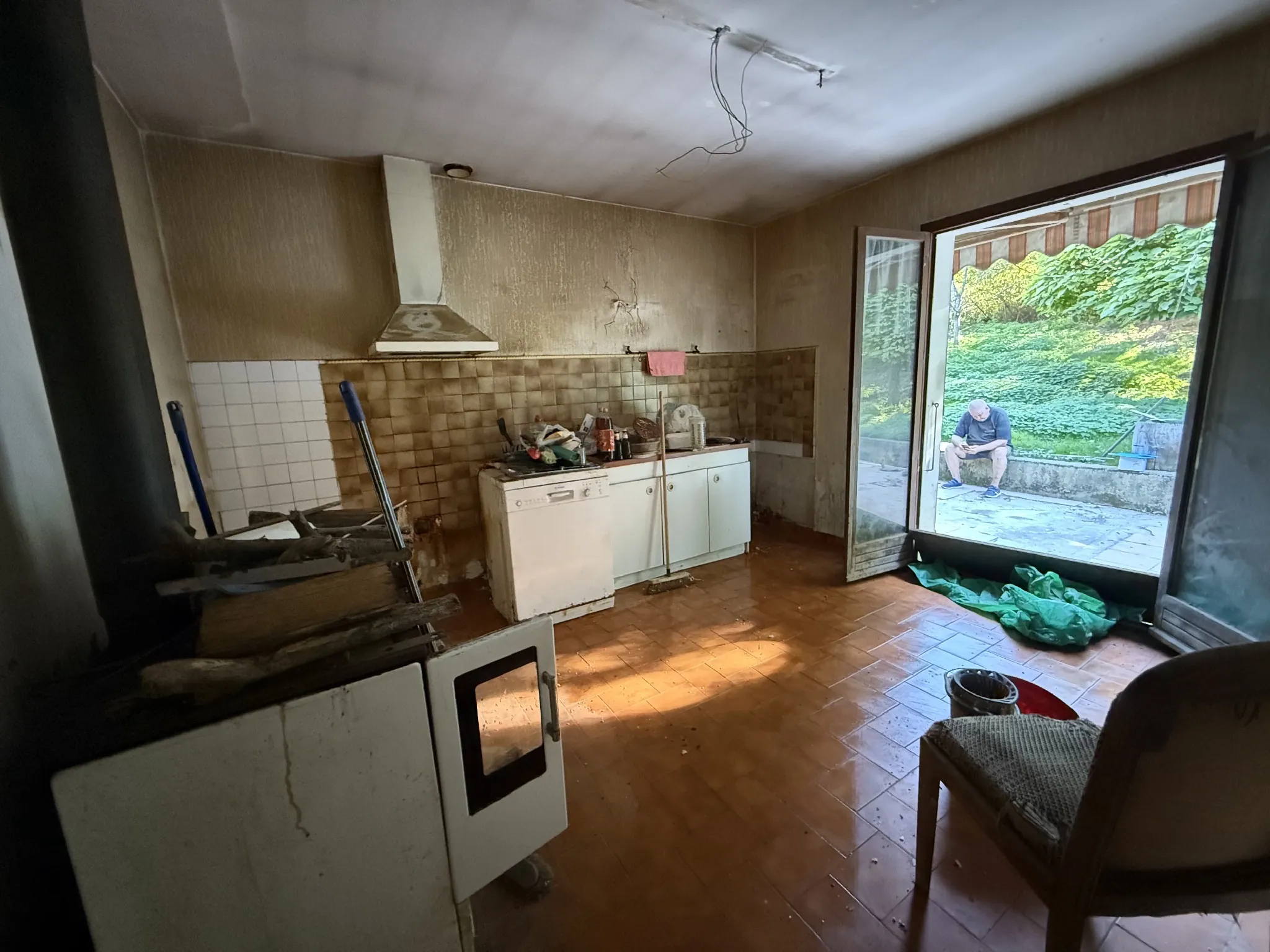 Maison à rénover avec grand terrain à Cour et Buis (38200) 