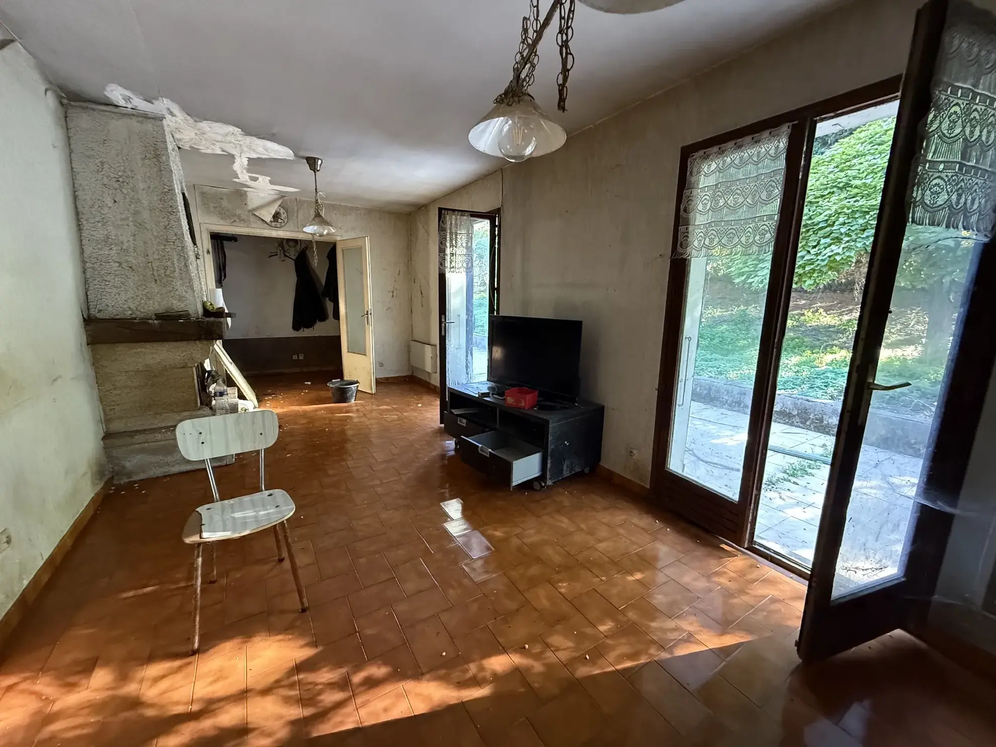 Maison à rénover avec grand terrain à Cour et Buis (38200) 