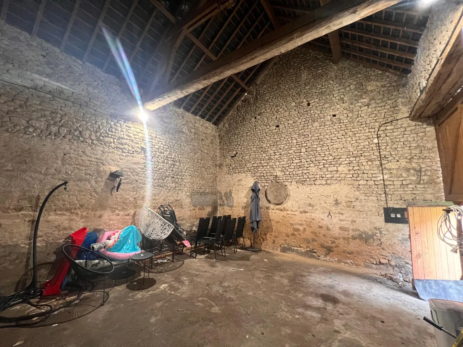 Ensemble immobilier à Etampes avec maison, grenier aménageable et dépendances 