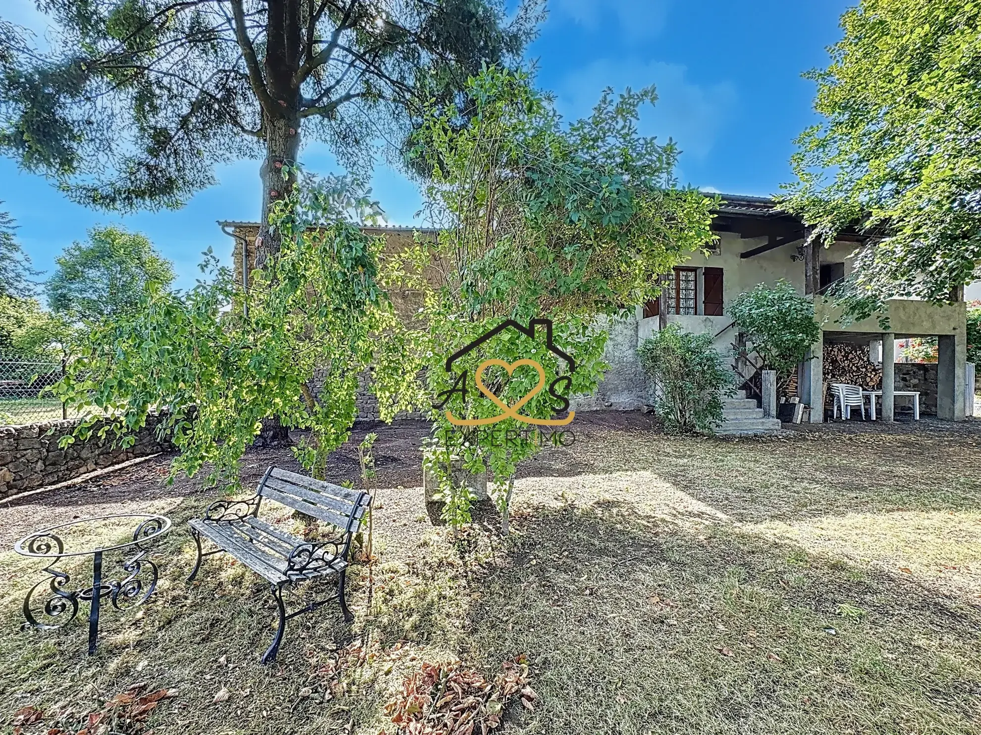 Charmante maison à Trézioux - environnement paisible et dépendances