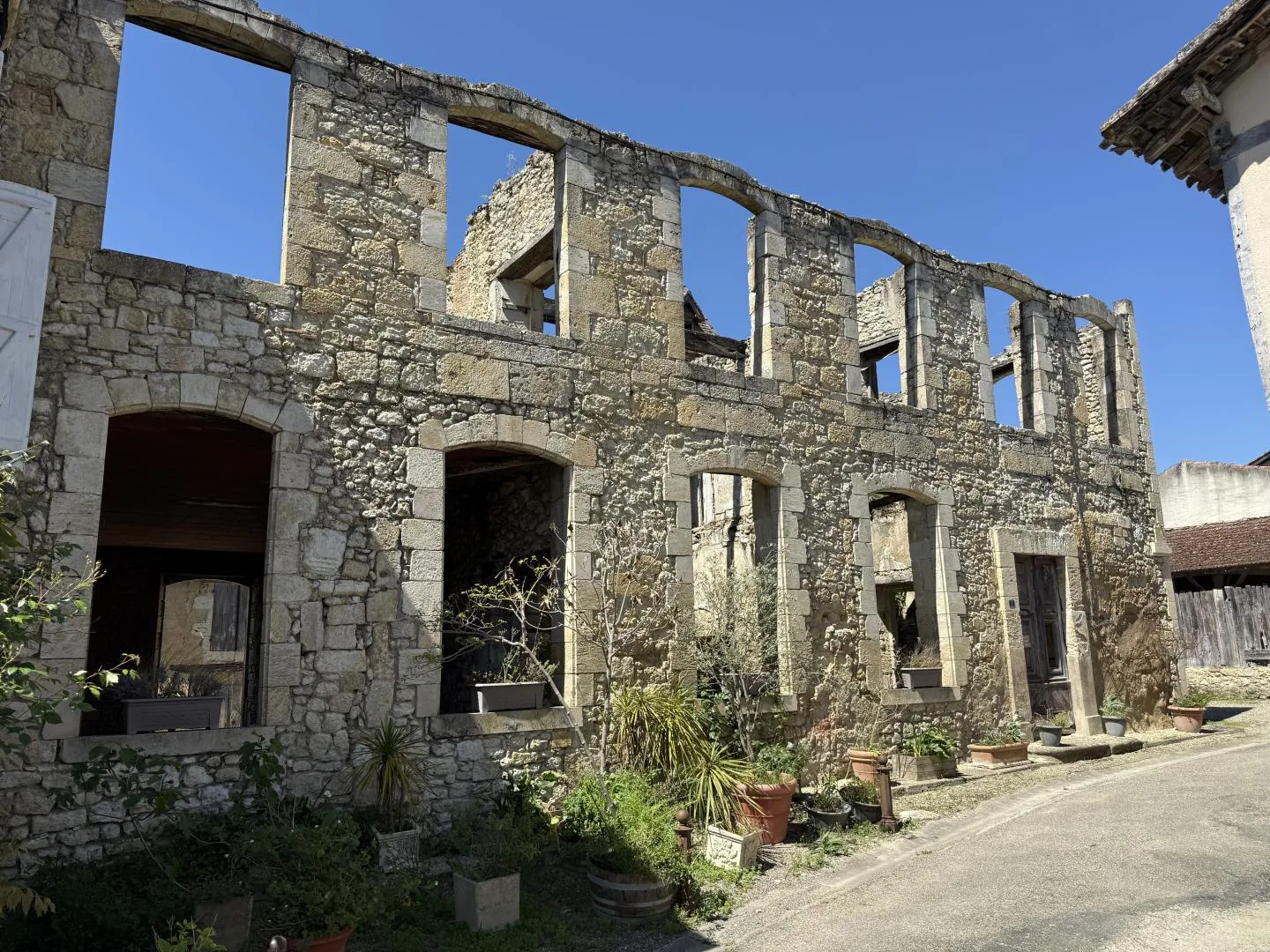 Maison de village à rénover avec tours historiques à Saint-Puy