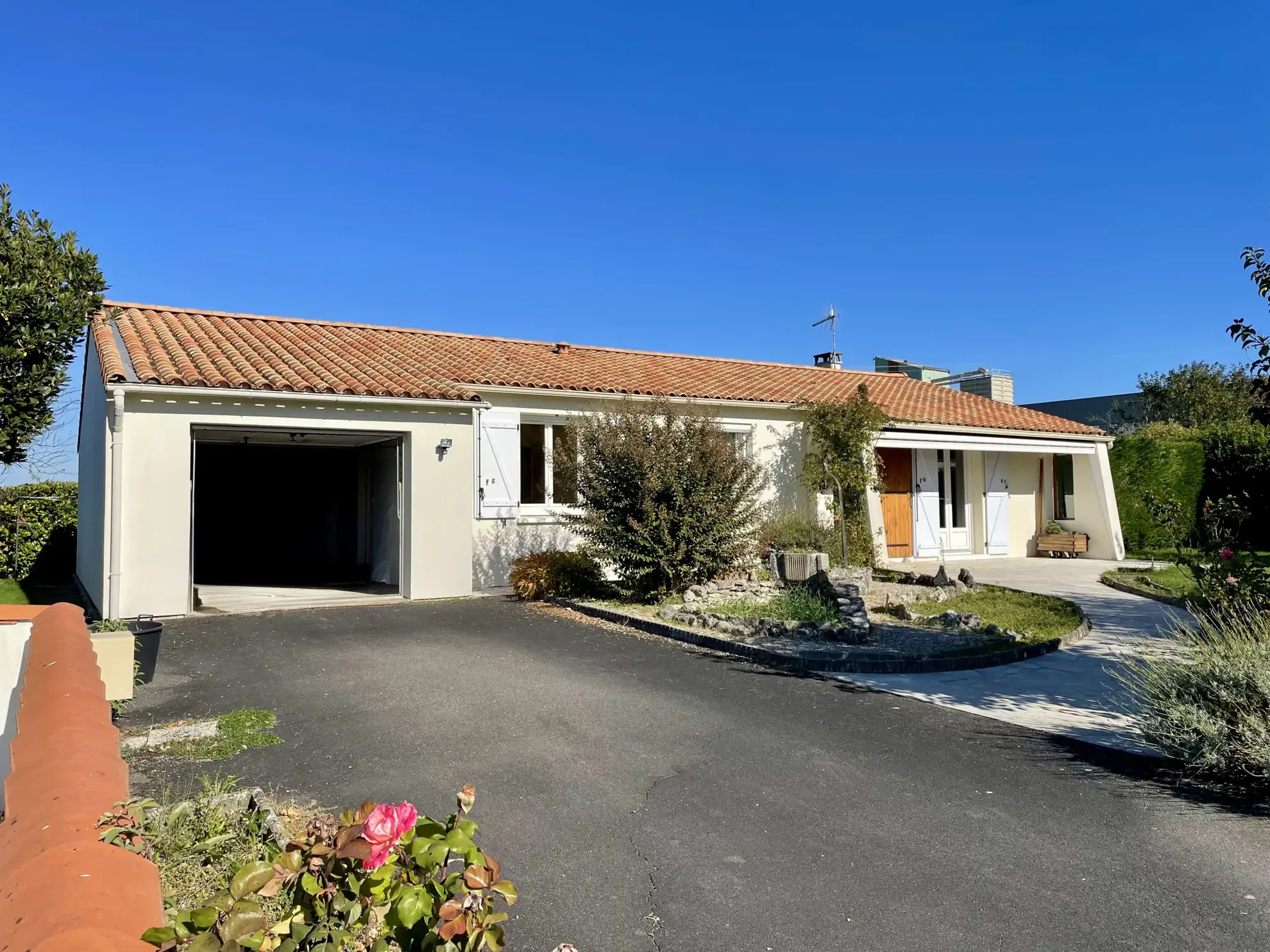 Maison T4 de plain-pied de 86 m² avec garage et jardin à Saint-Savinien