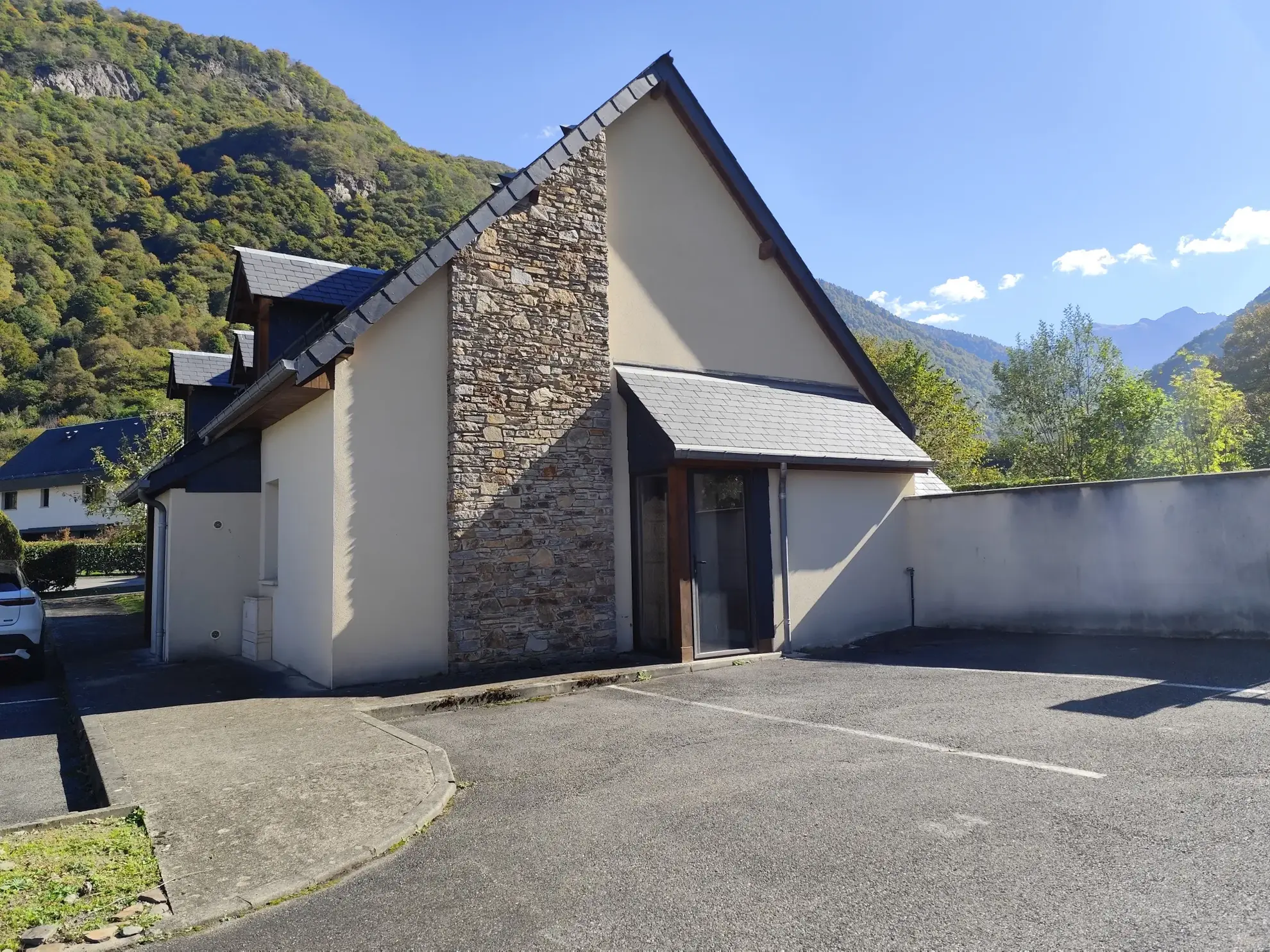 Maison récente avec terrasse et vue montagne à Saint Mamet près de Bagnères-de-Luchon 